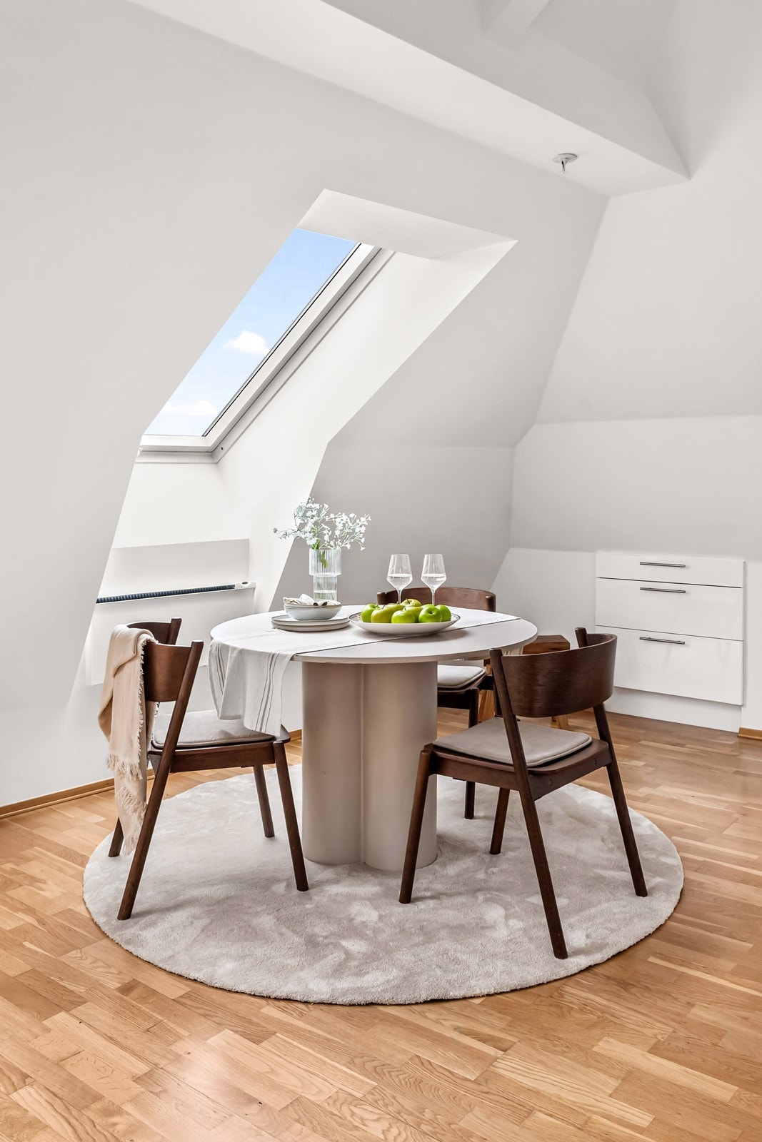 De store vindusflatene i taket slipper inn rikelig med dagslys. Galleribilde