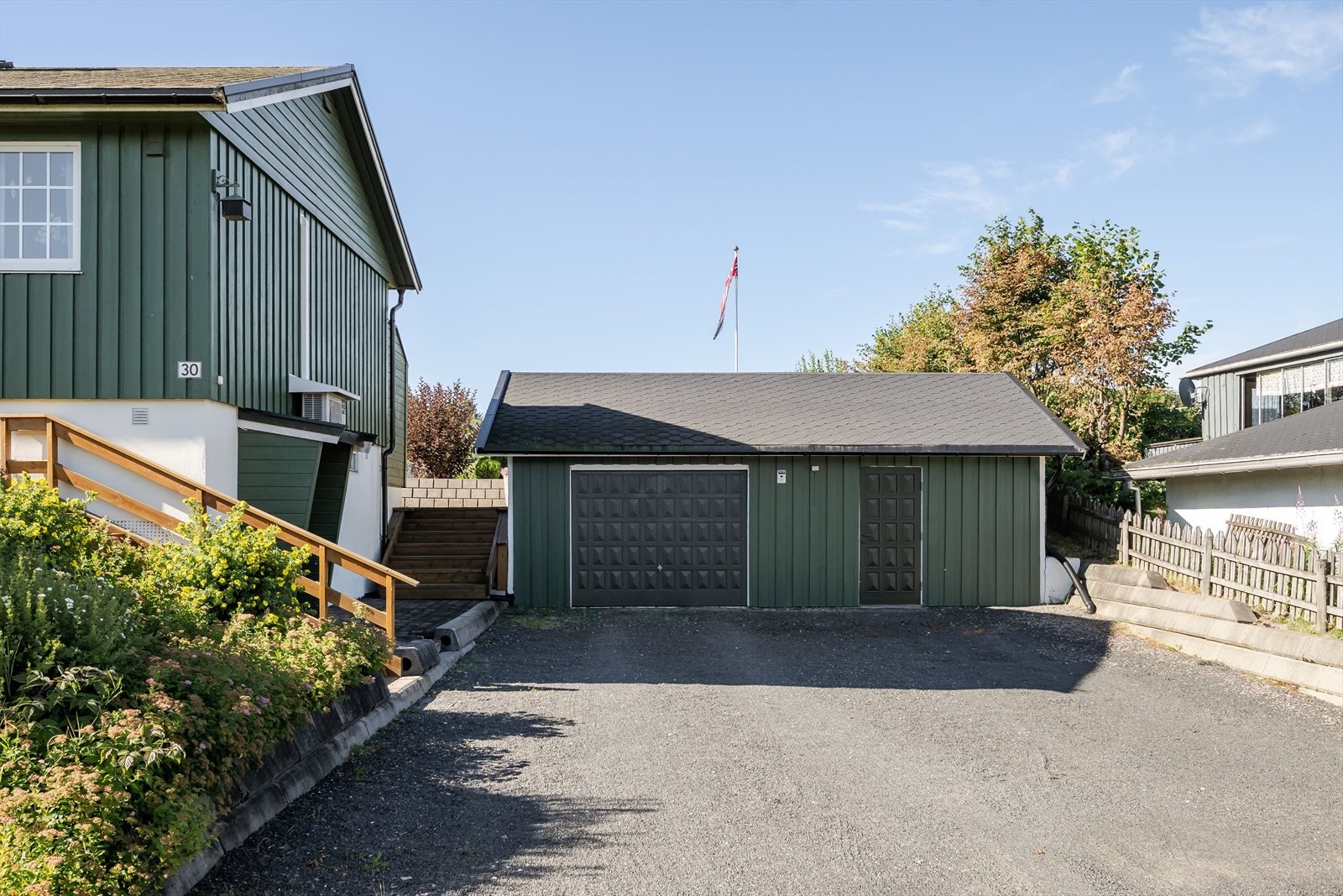 Gårdsplass med gode parkeringsmuligheter, også i garasjen. Galleribilde