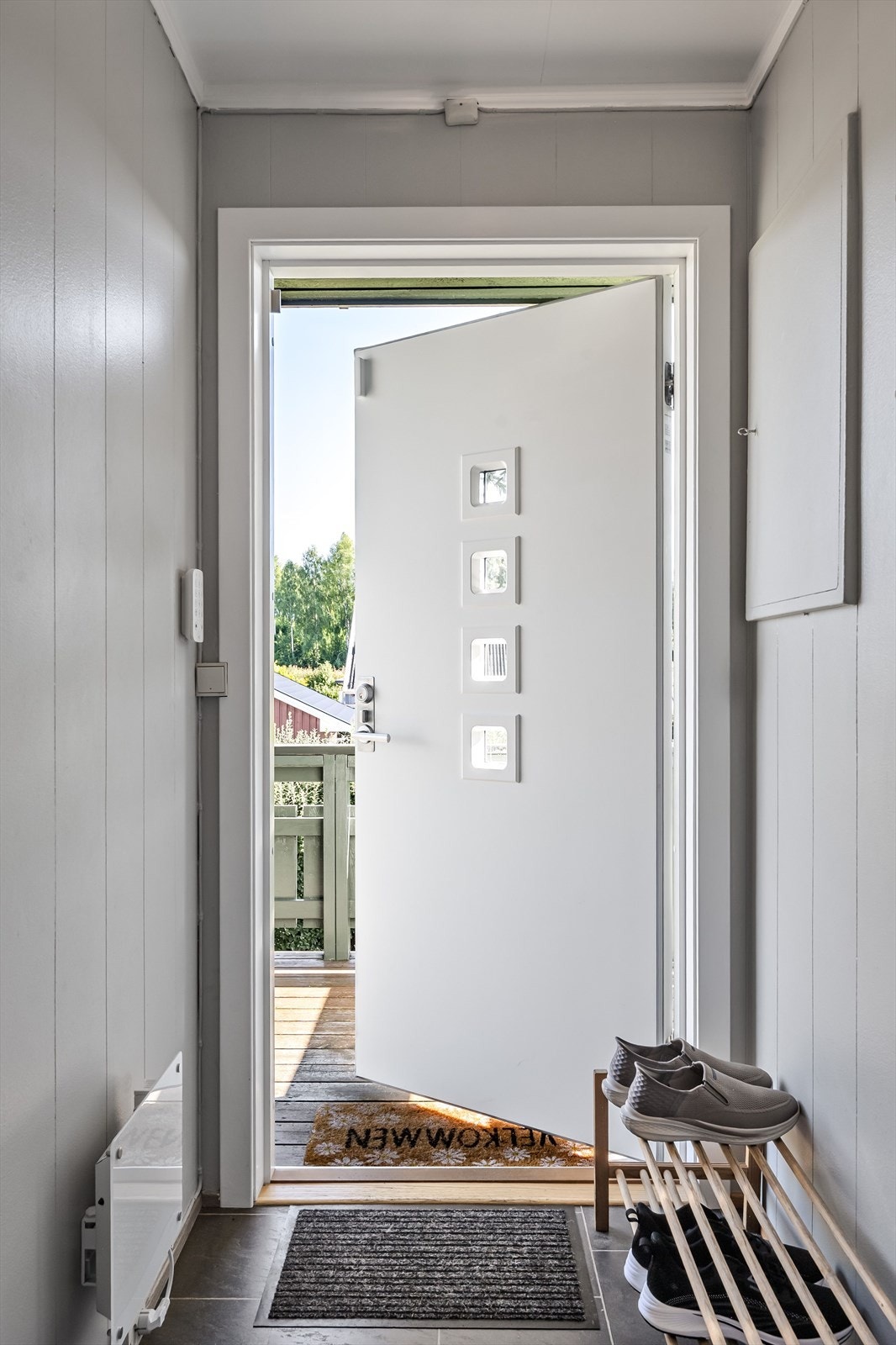 Innvendige overflater med laminat, belegg og teppe på gulvene, tapet, trepanel og plater på veggene og takessplater i himlinger. Galleribilde