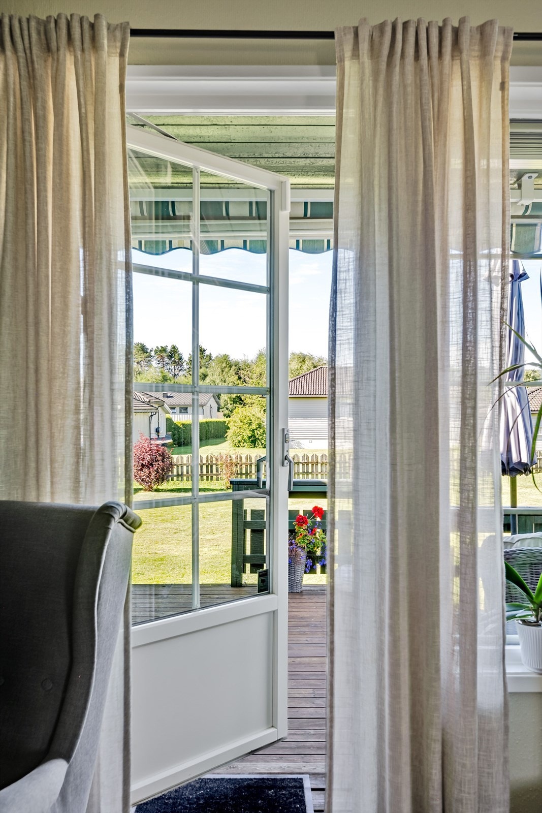 Fra stuen er det utgang til sør-vestvendt terrasse. Galleribilde
