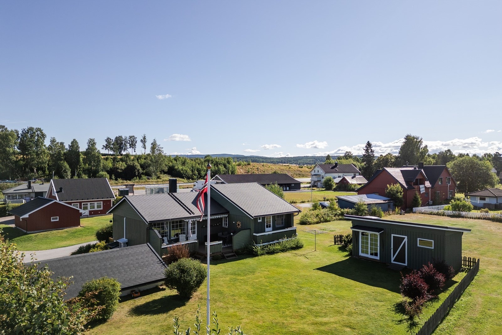 Fin beliggenhet i etablert og barnevennlig boligområde. Galleribilde