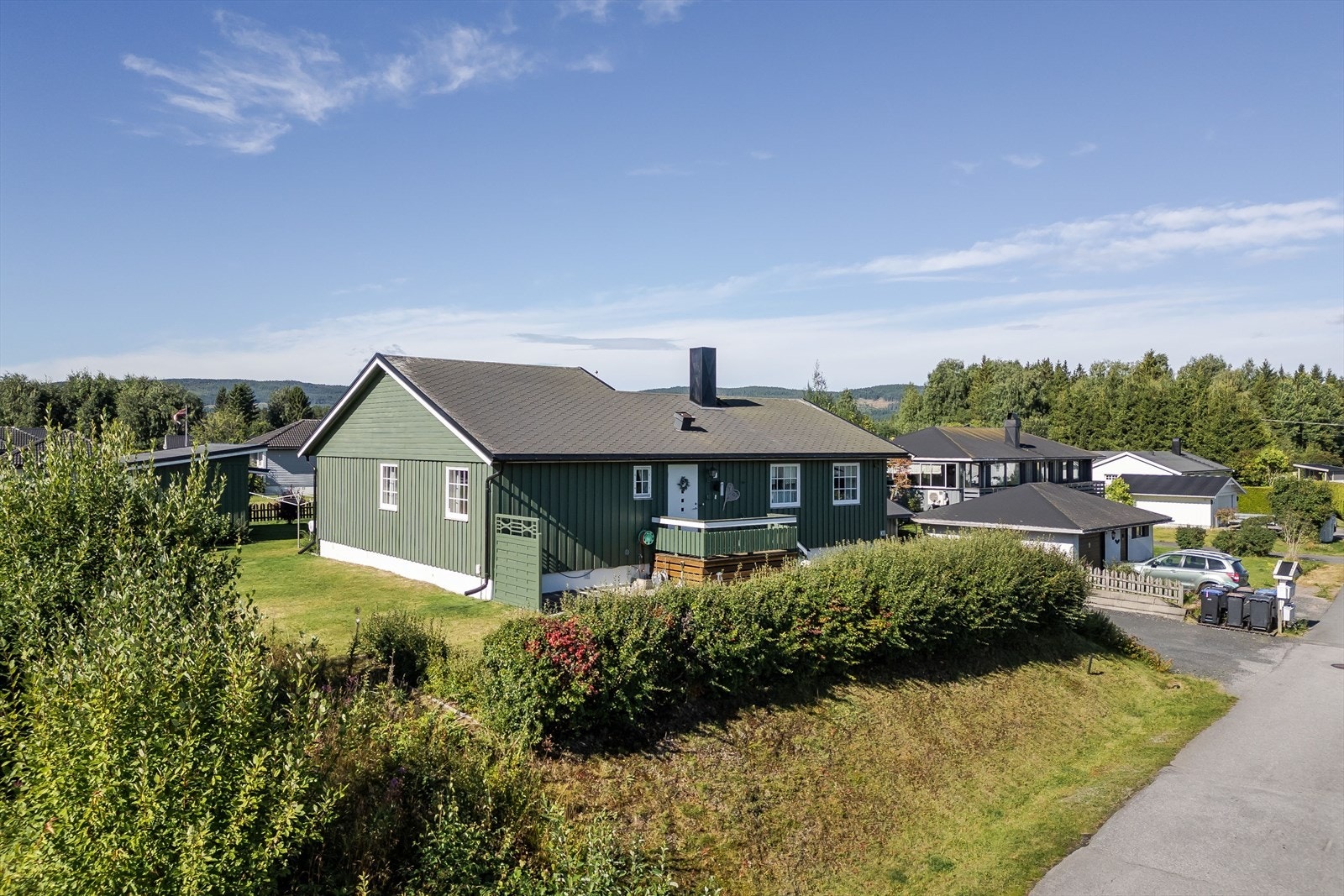 Dette er et 80-tallshus med en etasje og kjeller, tre soverom og velholdt standard. Galleribilde