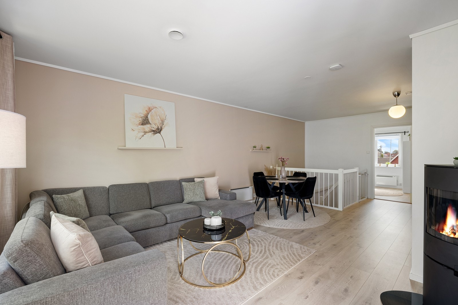 Her får du en god kombinasjon av oppvarmingskilder med lun gulvvarme i gang og på bad, effektive panelovner og en stemningsfull vedovn. Boligen har i tillegg balansert ventilasjon for optimal luftsirkulasjon Galleribilde