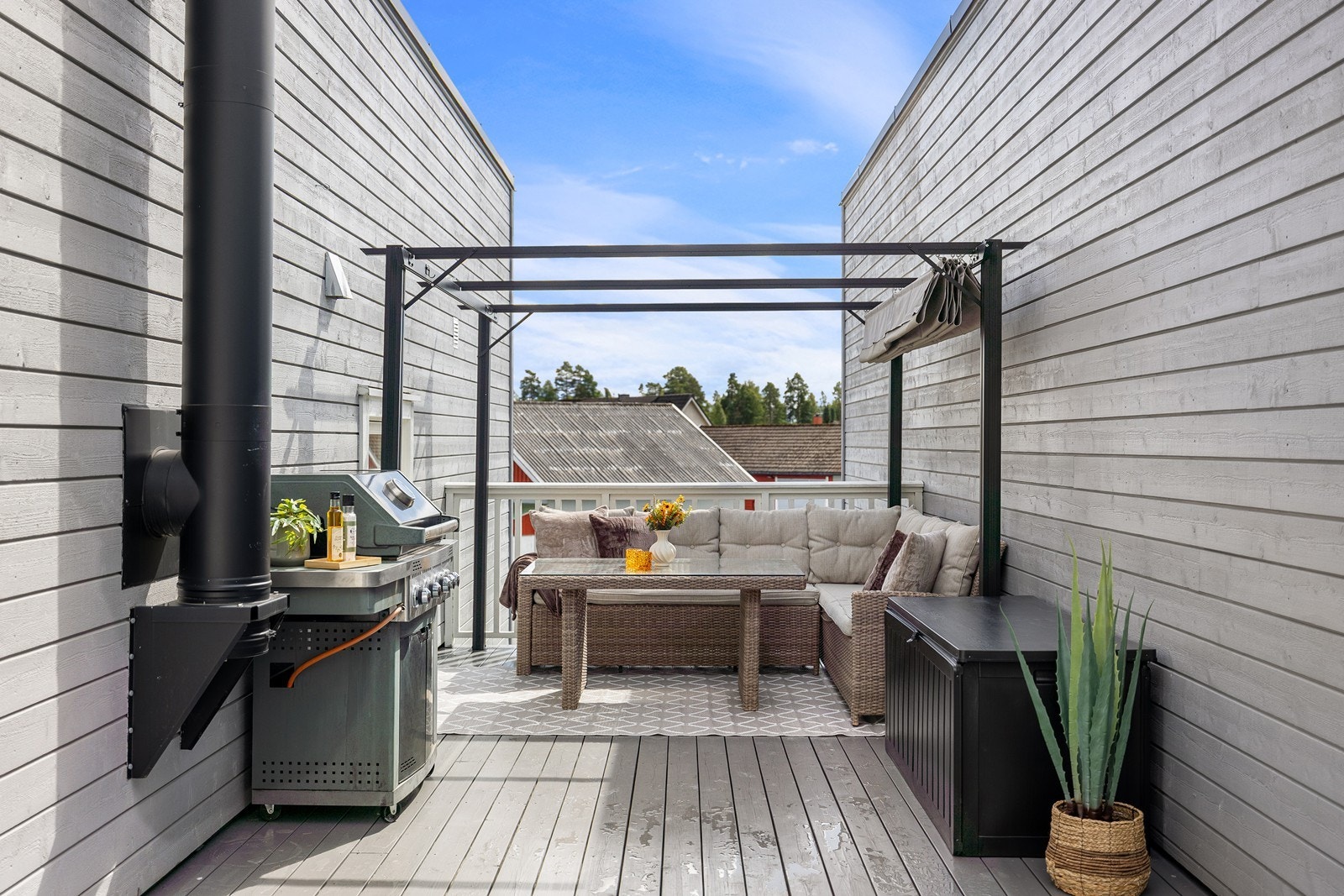 Boligen byr på herlige uteområder som en romslig takterrasse på ca. 29 m², i tillegg til markterrasse og hagedel. Galleribilde