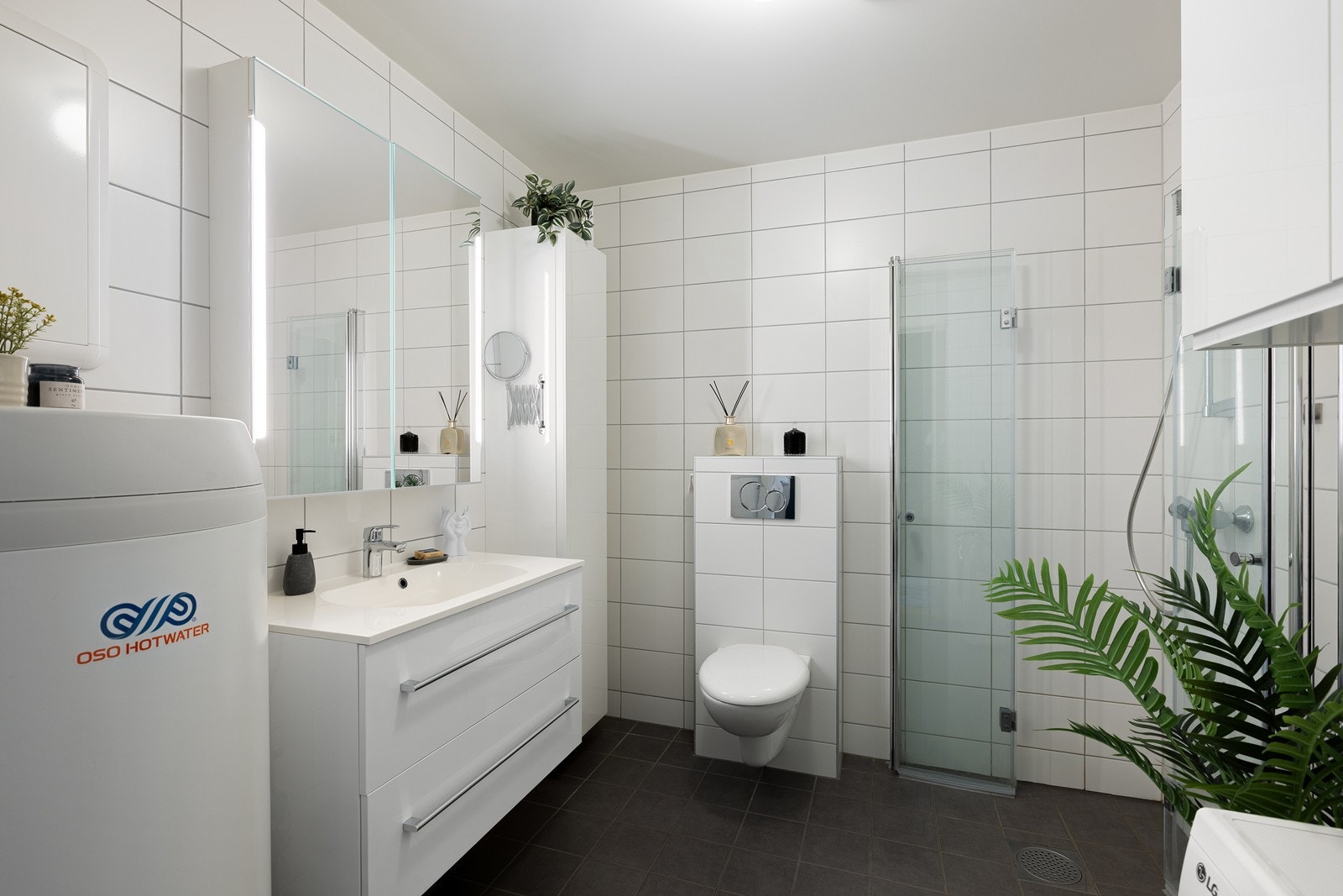Badet har fliser på både gulv og vegger, og det er målt et tilfredsstillende fall på 2,7 cm fra terskelen og ned til sluket. Galleribilde
