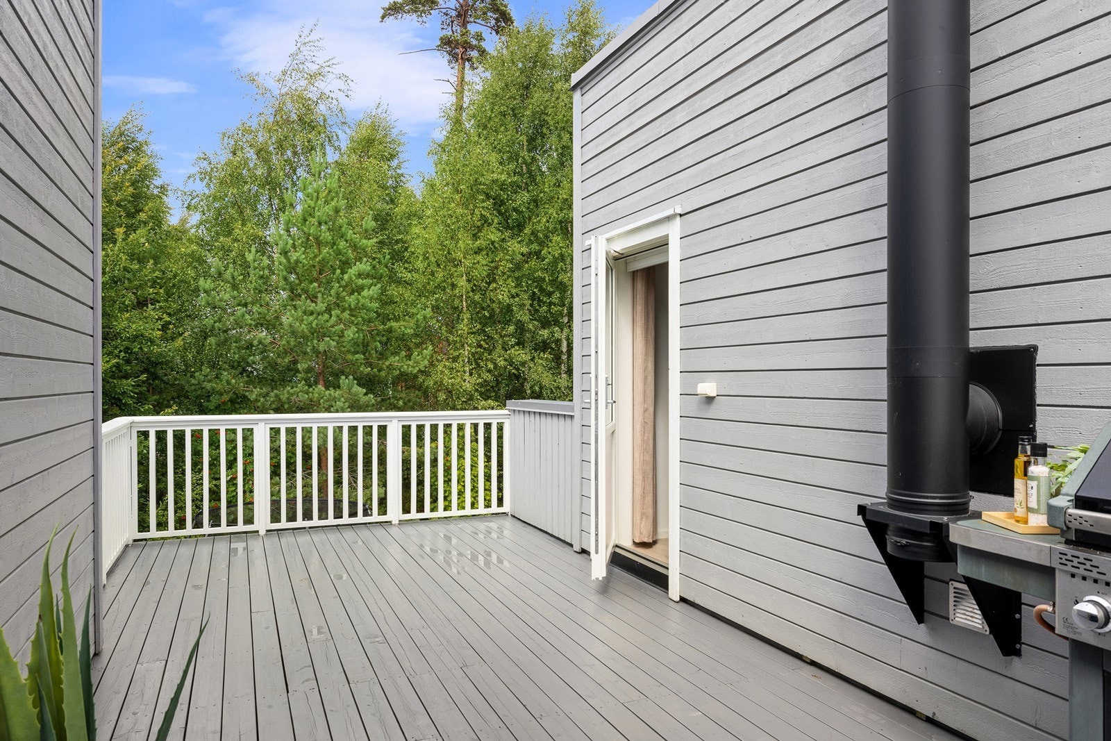 Fra stuen er det direkte utgang til en flott og romslig takterrasse på cirka 30 m² med tregulv, som forlenger oppholdsrommet på varme dager. Galleribilde