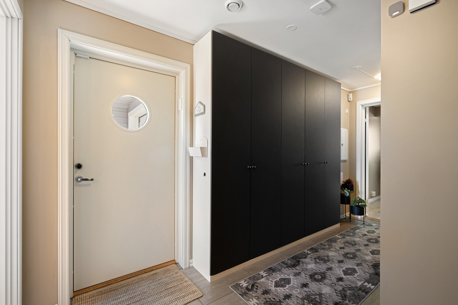 Velkommen inn - Inngangspartiet gir et godt førsteinntrykk av boligen og har overflater bestående av fliser på gulv, samt vegger og himling med malte glatte flater. Galleribilde