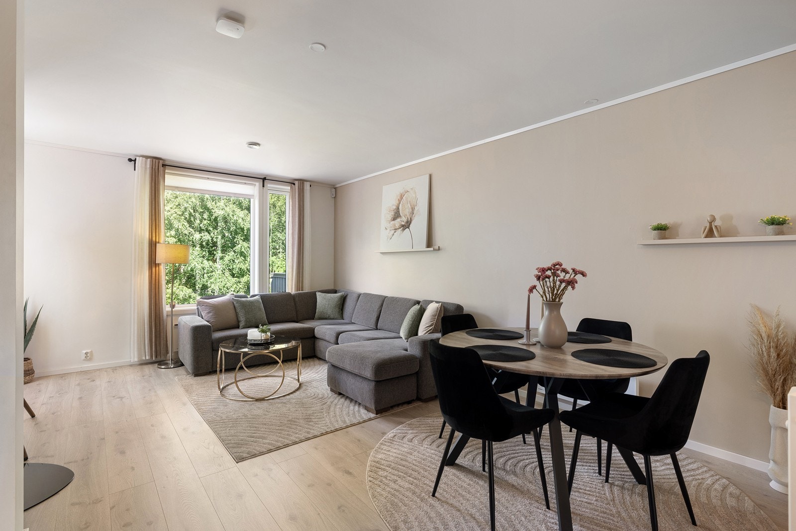 Den lettmøblerte stuen har en fin utforming med naturlige soner for både sofa og TV-benk, samt god plass til et spisebord for hyggelige måltider. Galleribilde