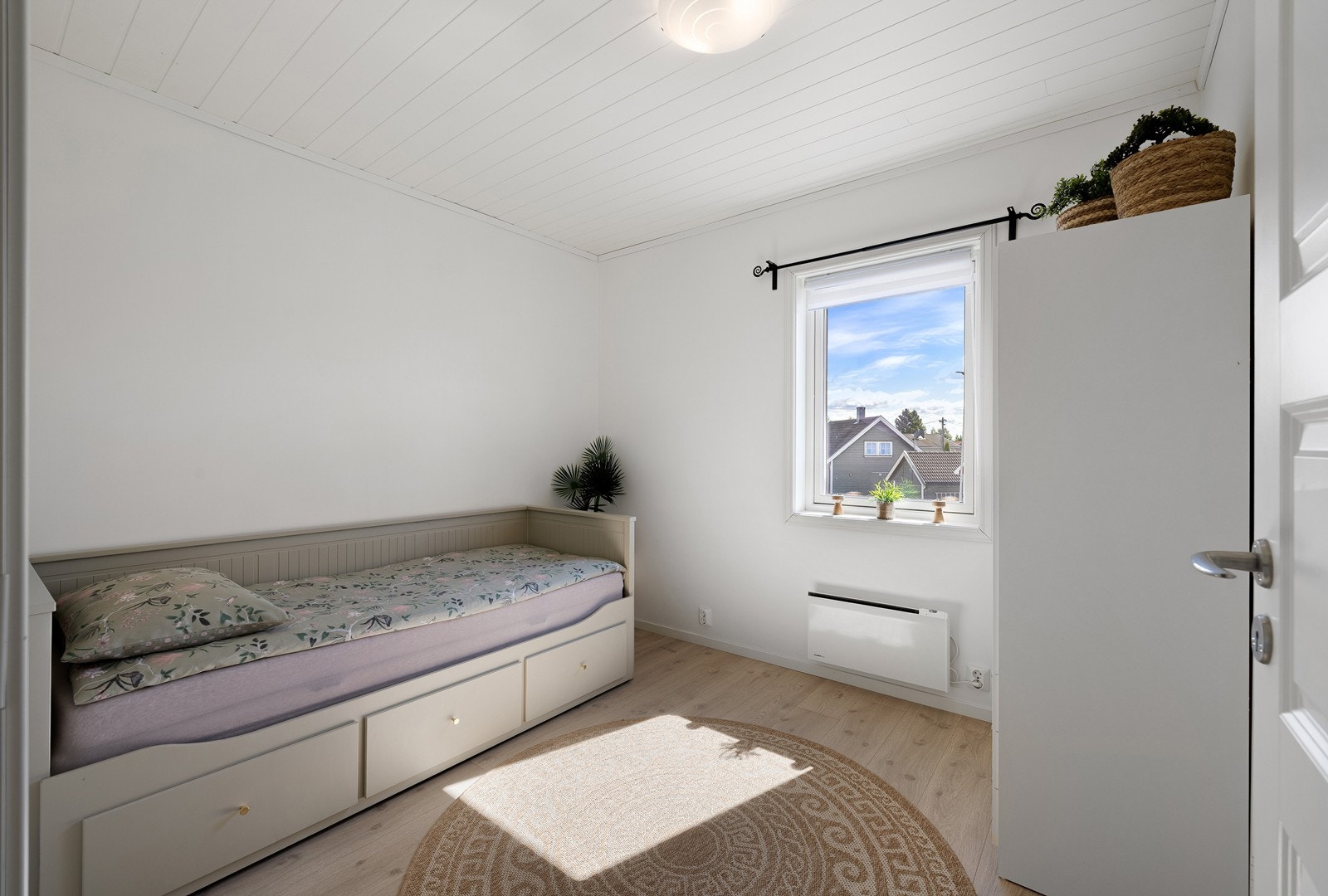 Boligen rommer totalt tre gode soverom, alle med en kombinasjon av laminatgulv, malte glatte flater og tapetserte flater på vegger og i himling. Galleribilde
