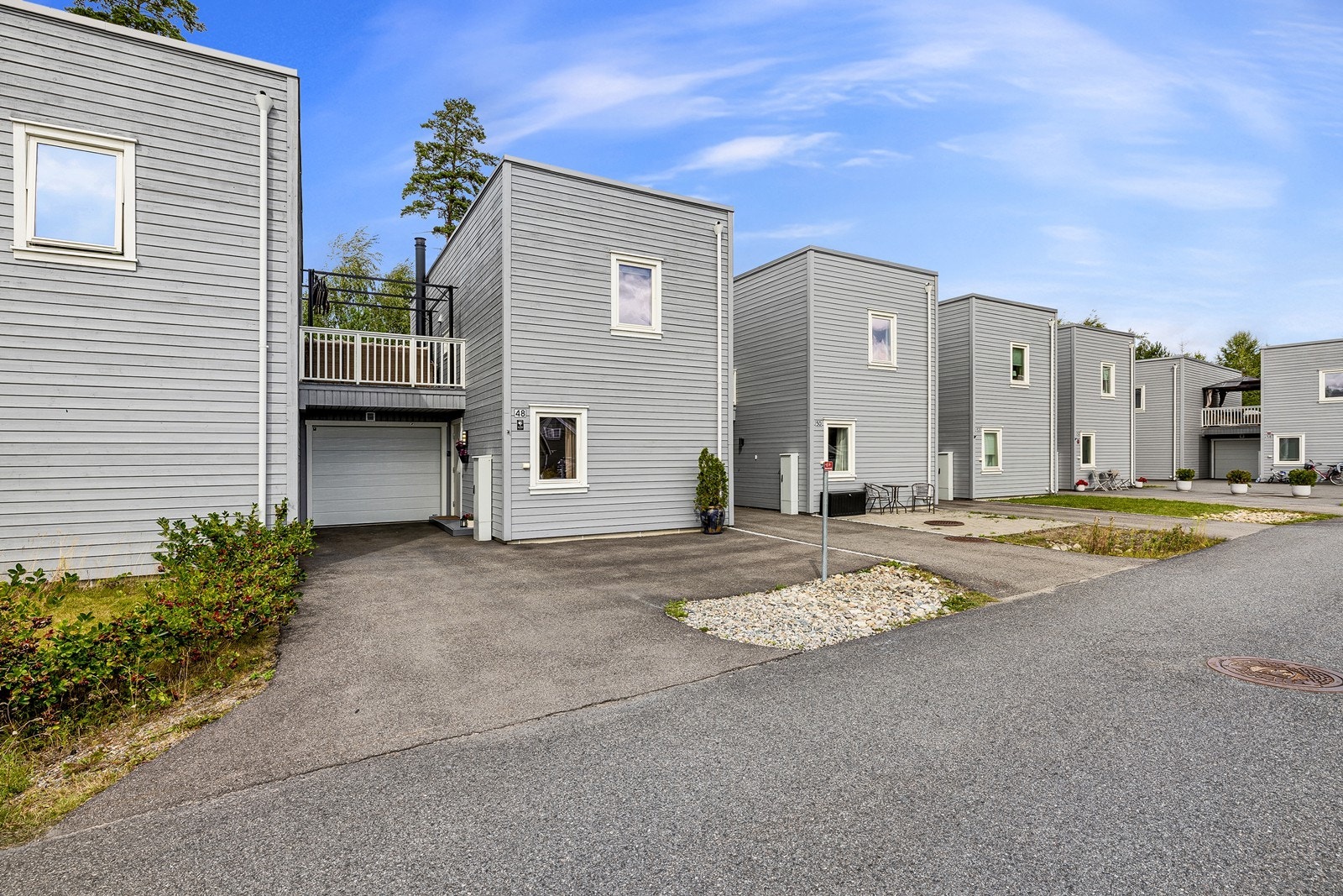 Boligen har mulighet for parkering på egen gårdsplass samt i en 23 m² stor garasje med innvendig bod. Galleribilde