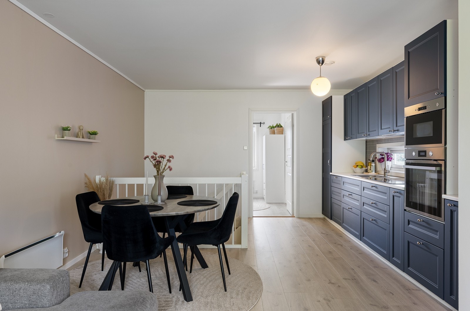 Kjøkkenet er en integrert del av den åpne stueløsningen og har en naturlig og romslig plass til spisebord. Galleribilde