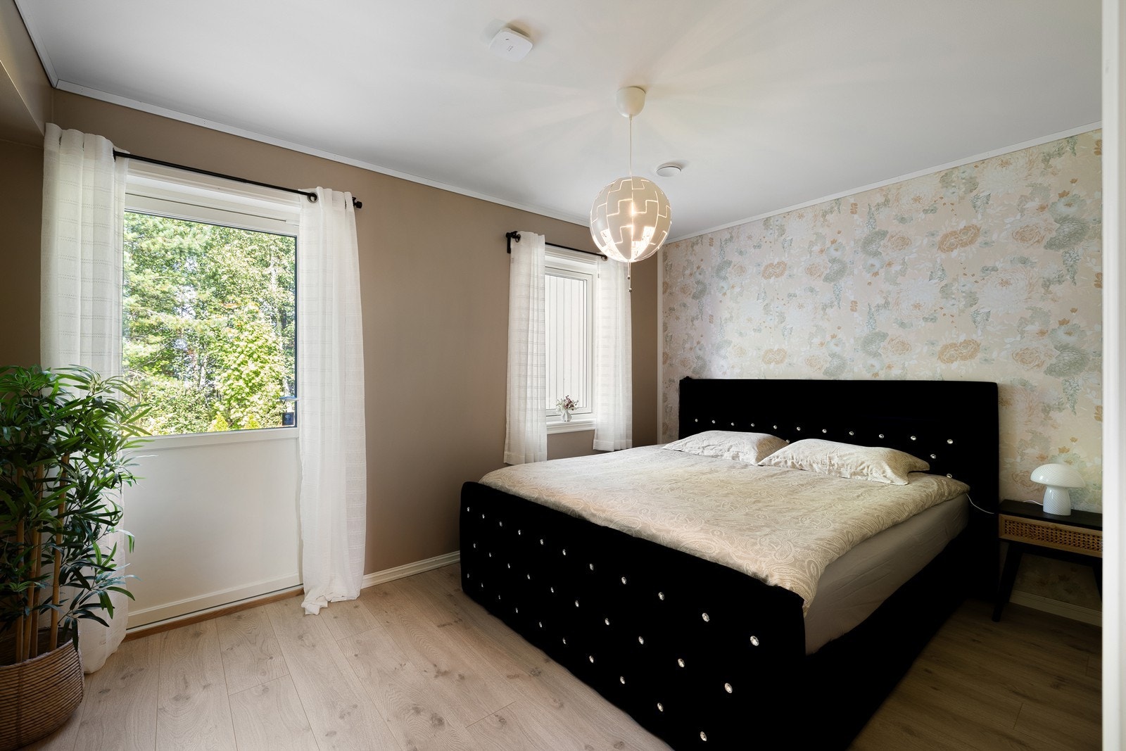 Det romslige hovedsoverommet skiller seg ut med en egen direkte utgang til en stor og koselig platting på cirka 25 m², som gir fine soner for utendørs opphold. Galleribilde