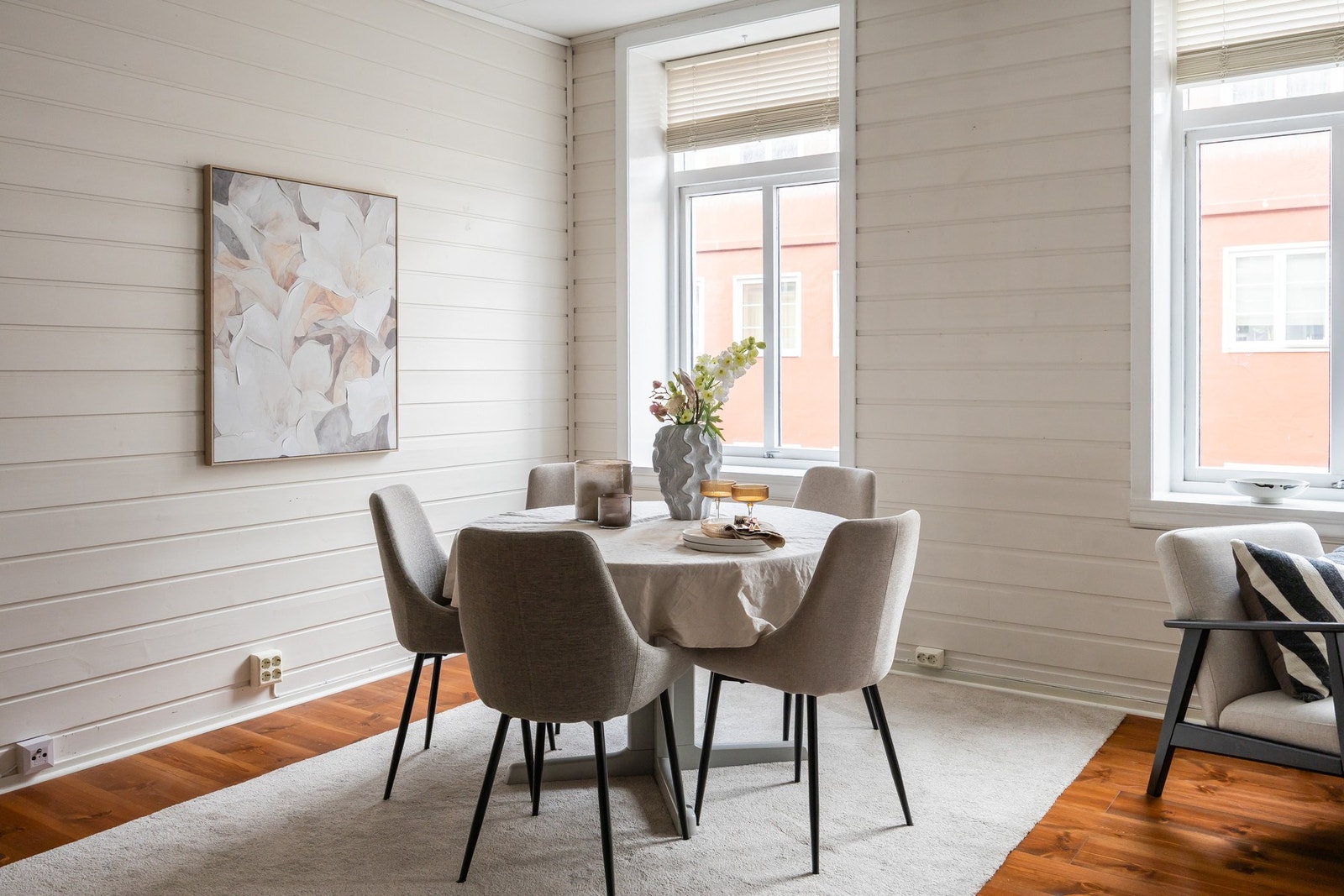 I tillegg til romslig sofaløsning har man god plass for spisebord på stue. Galleribilde