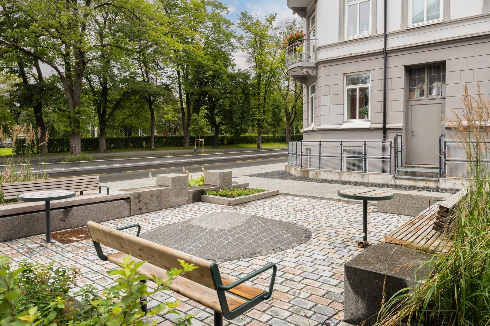 Flotte uteområder like utenfor leiligheten. Gode kollektivforbindelser har man også i umiddelbar nærhet. Galleribilde