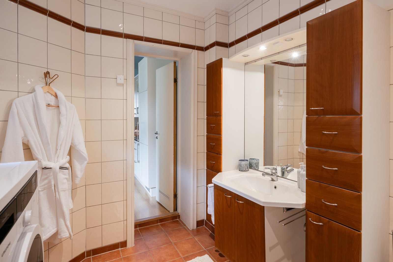 Badet er flislagt og har behagelig varme i gulv. Galleribilde