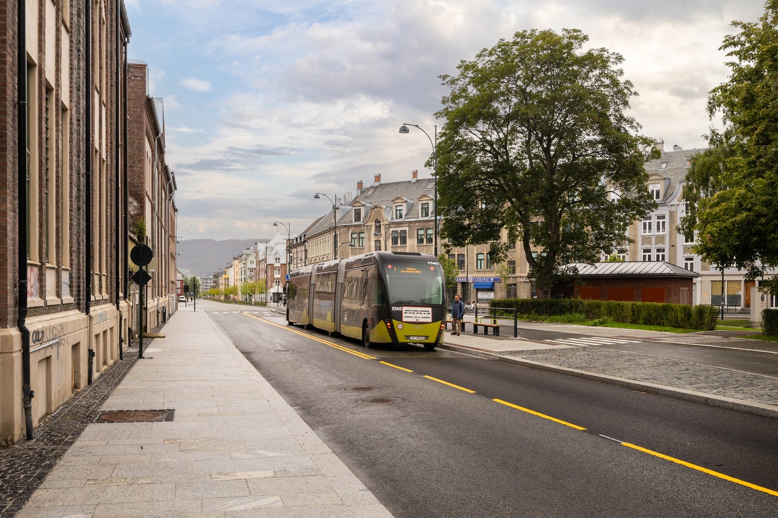 Strekningen fra Bassengbakken til Saxenborg allé er blitt bygget om til en moderne miljøgate med to kjørefelt, bredere fortau og en separat sykkelvei. Galleribilde