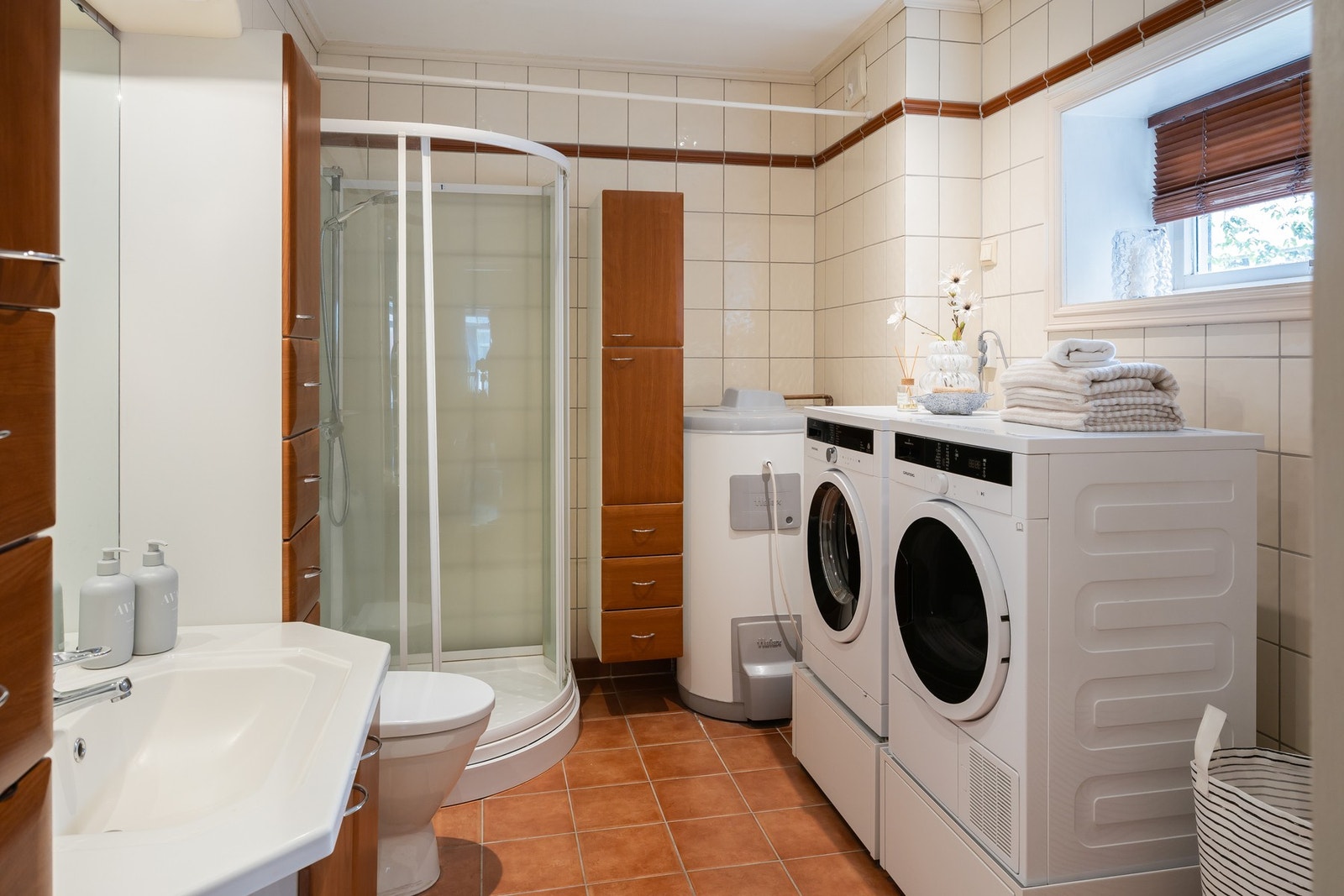 Badet er innredet med bl.a. opplegg for vaskemaskin, tørketrommel og varmtvannsbereder fra 2017. Galleribilde