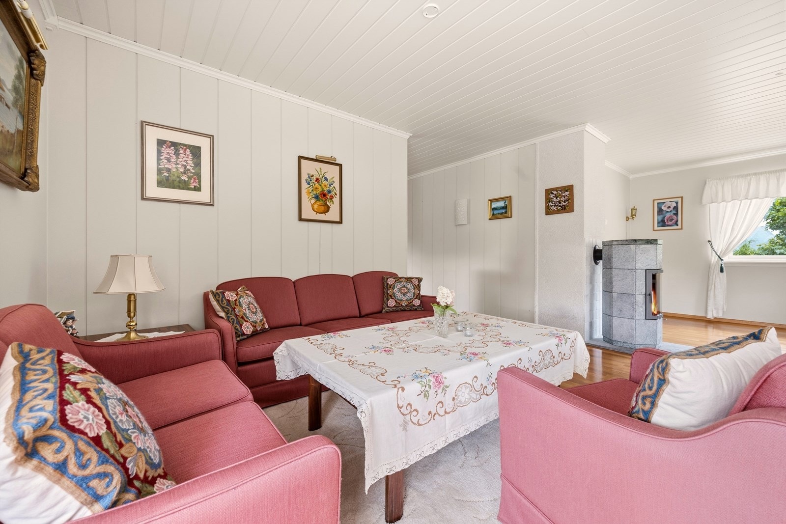 Stuen har lysinnslipp fra flere himmelretninger, peis og naturlig soneinndeling med plass til både sofagruppe og spisebord. Galleribilde