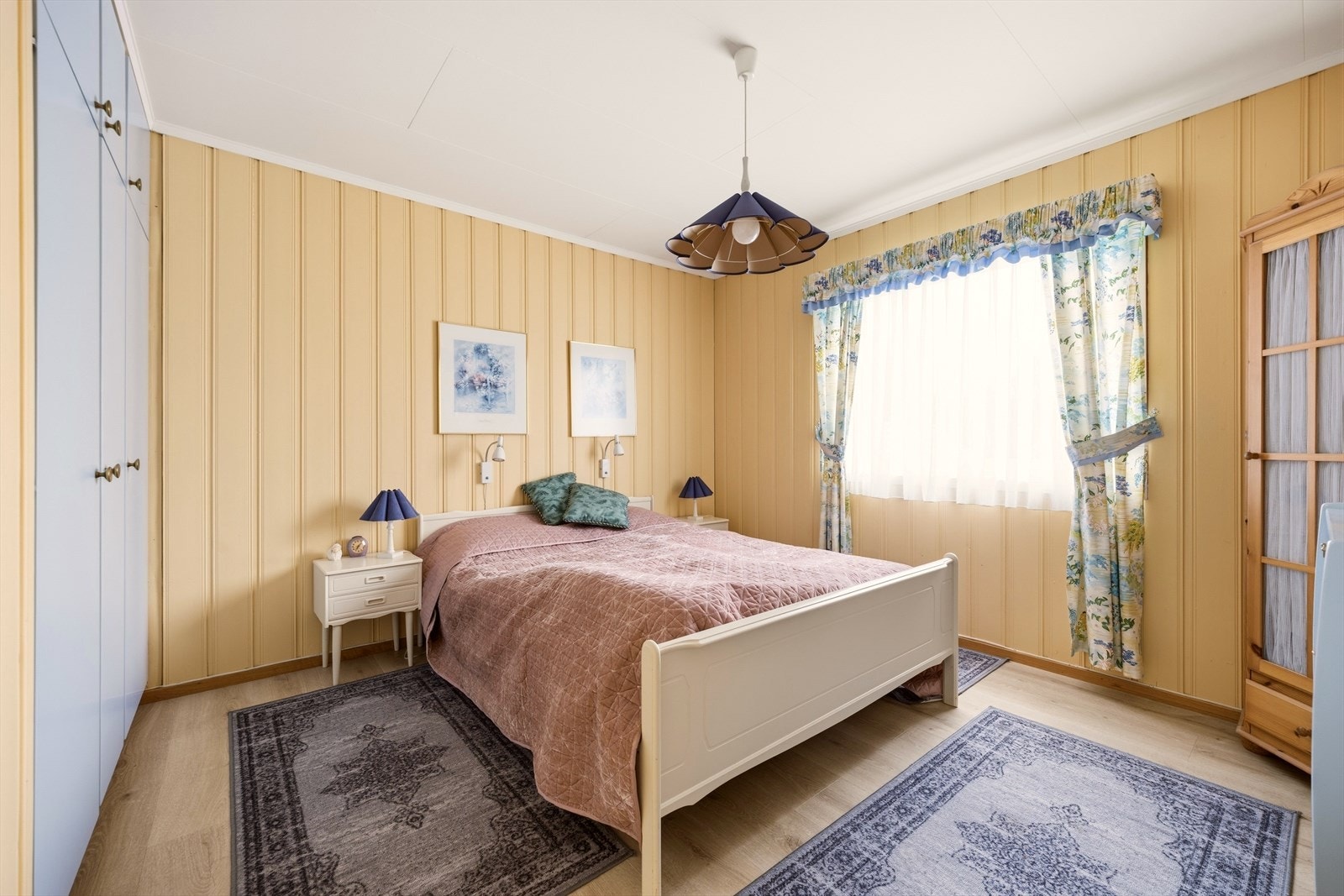 Soverom med plassbygget garderobeskap. Galleribilde