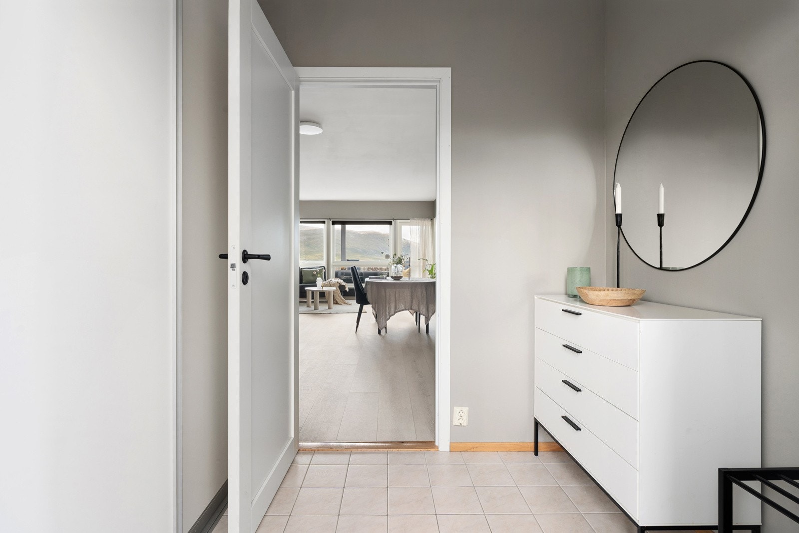 Velkommen inn - her er det god plass til å henge fra seg sko og yttertøy.
