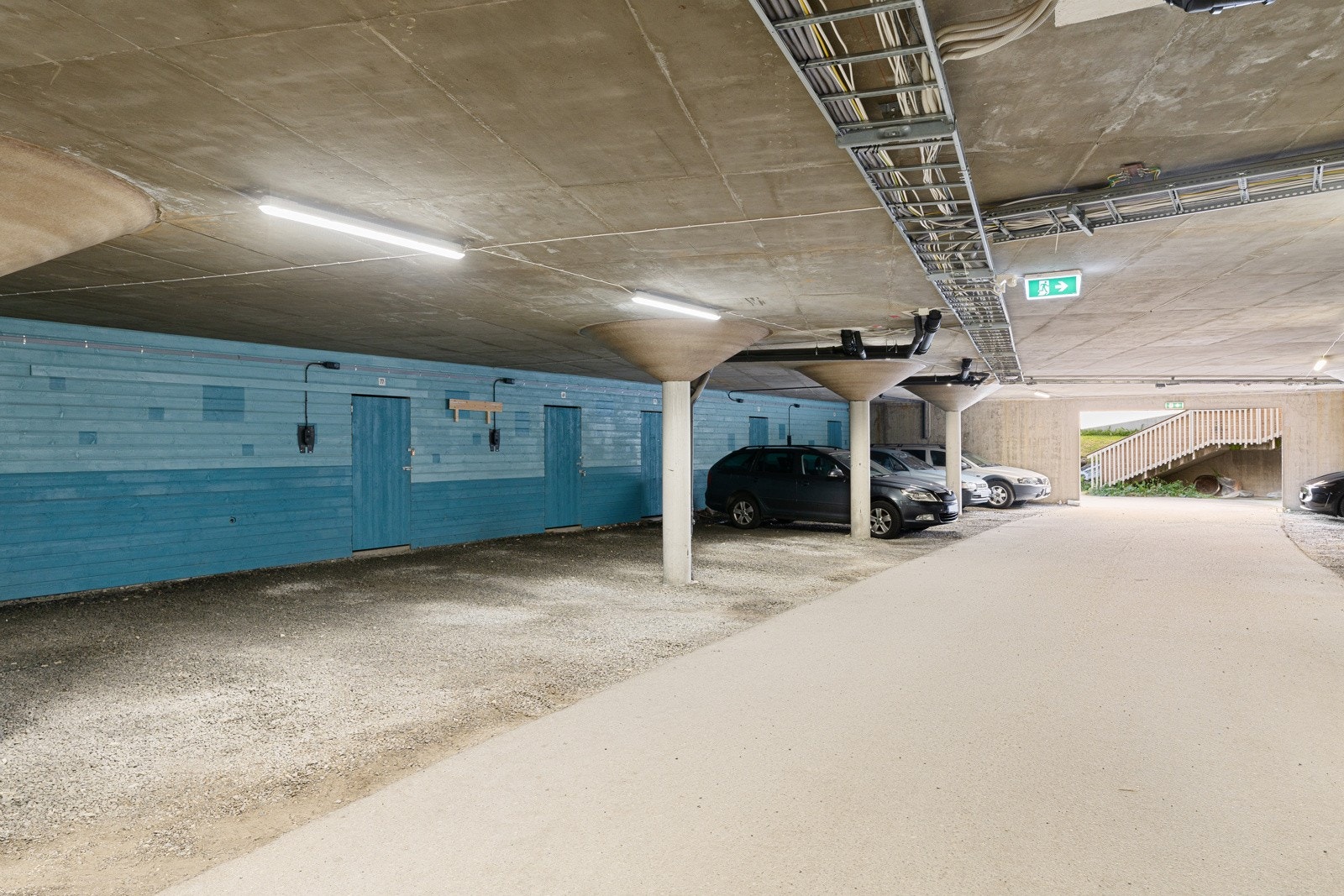 Parkering i garasjeanlegg medfølger. Det er klargjort infrastruktur for elbillader, noe som gjør det enkelt å installere egen lader.