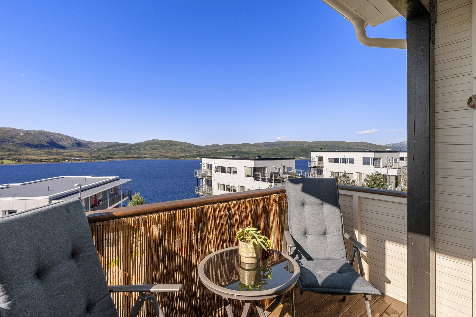Verandaen er et naturlig oppholdssted på godværsdager, og ligger samtidig delvis skjermet.