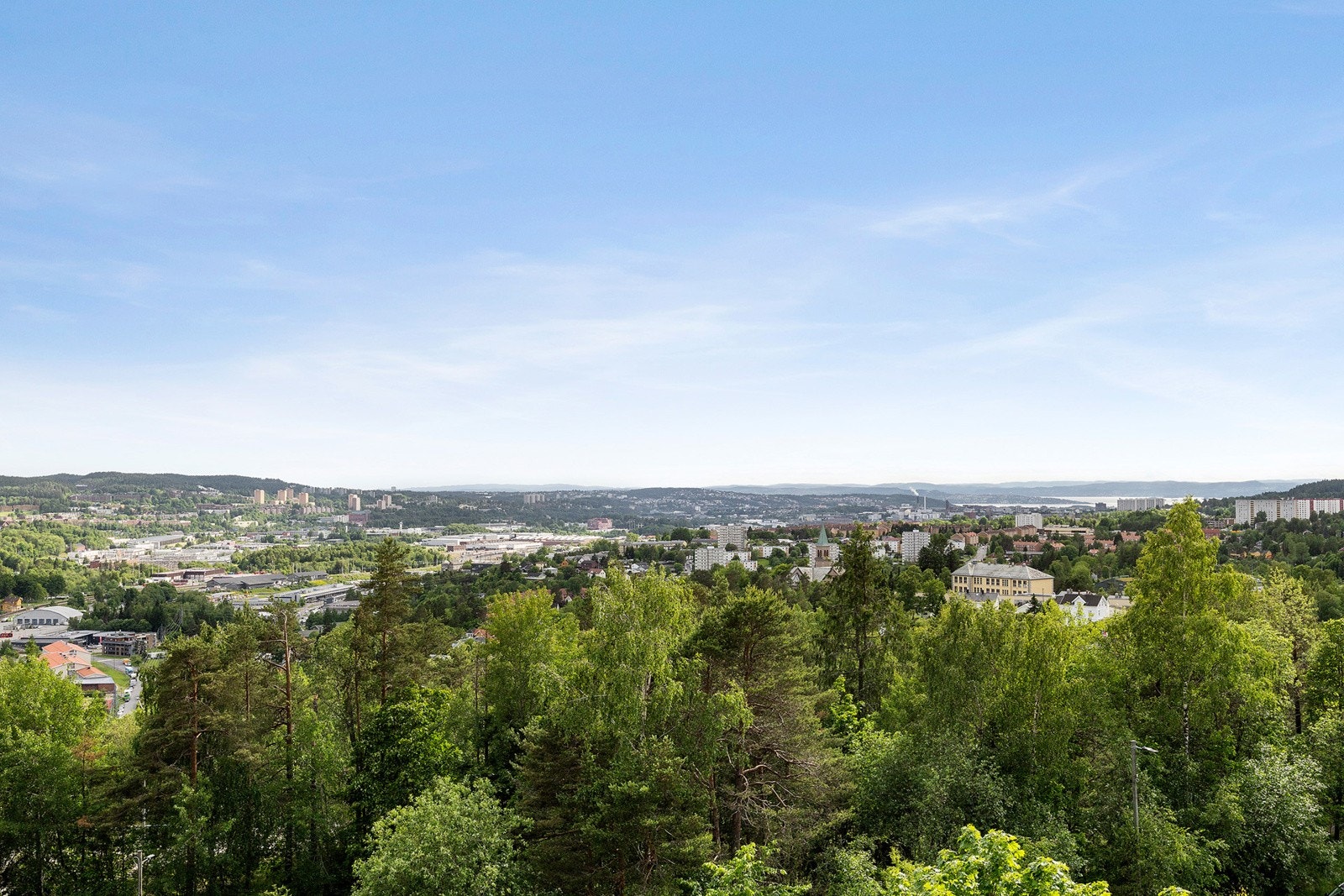 Med en fantastisk utsikt over byen er balkongen definitivt et av leilighetens høydepunkt. Galleribilde