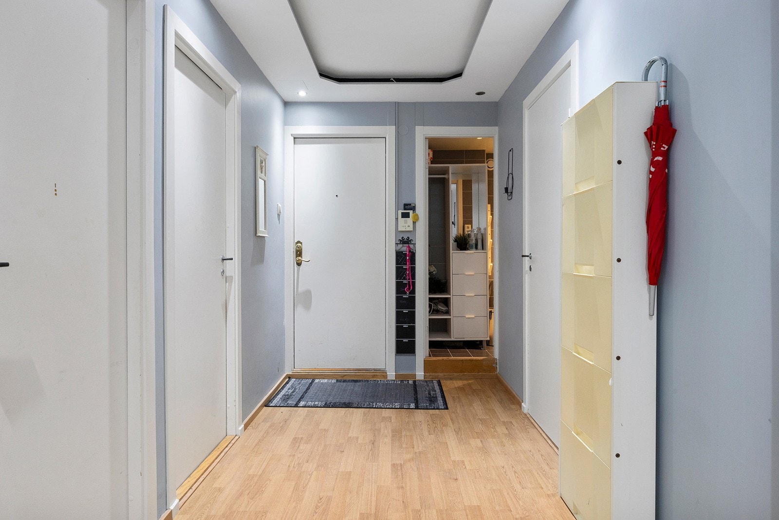 Stor og romslig entré. Fra entréen er det tilgang til innvendig bod med mye lagringsplass. Galleribilde