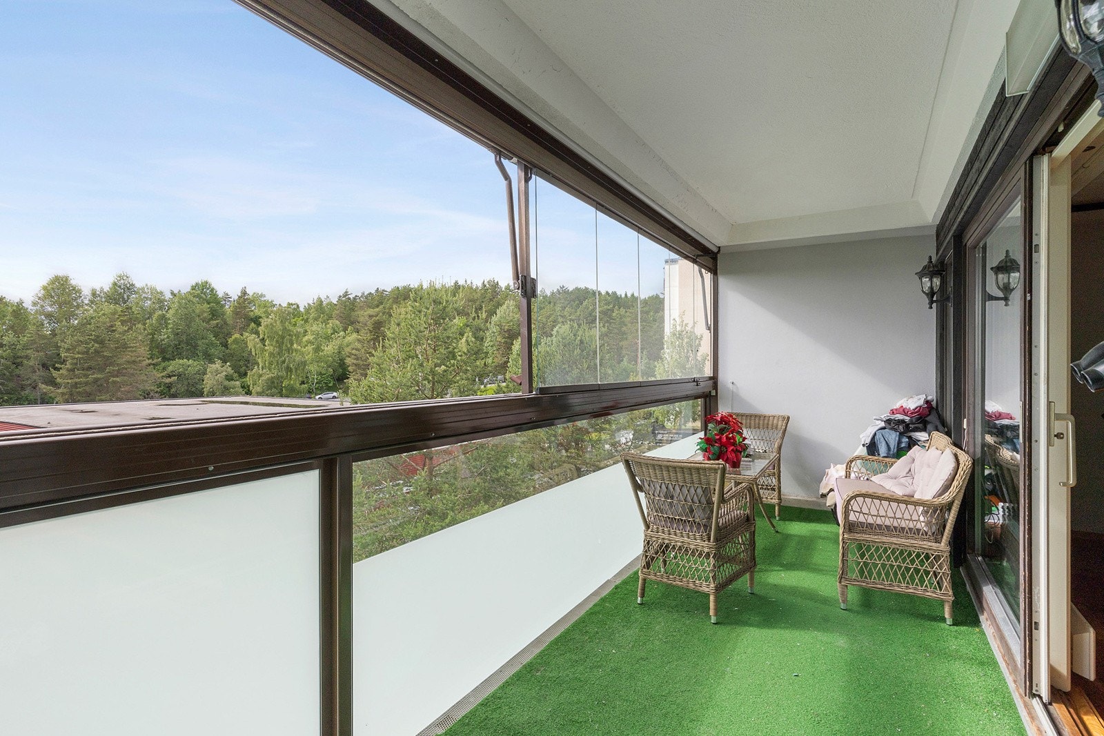 Fra stuen er det utgang til en herlig, innglasset balkong med en helt utrolig utsikt! Galleribilde