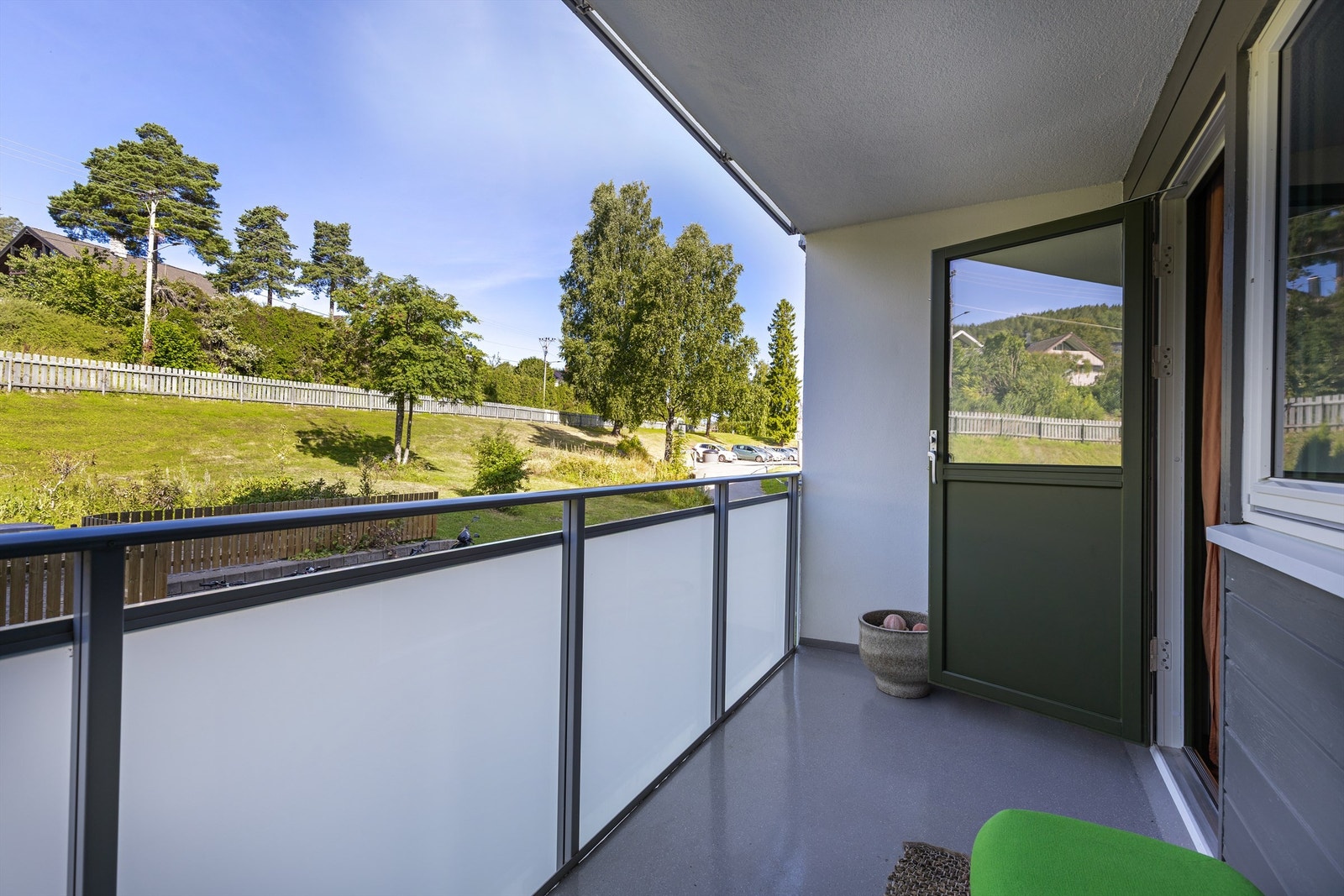 Den vestvendte balkongen med utgang fra kjøkkenet har god ettermiddagssol og er fin til å nyte sene ettermiddager Galleribilde