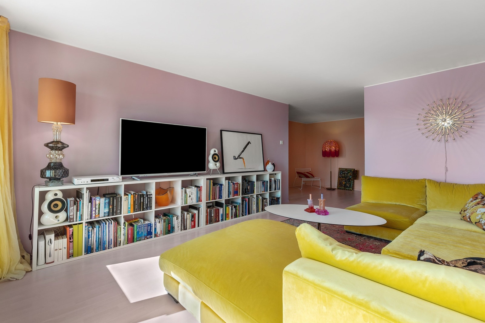 I stuen er det god plass til en stor sofagruppe, og planløsningen gjør det mulig å etablere flere sosiale soner i området mellom stue og kjøkken. Galleribilde