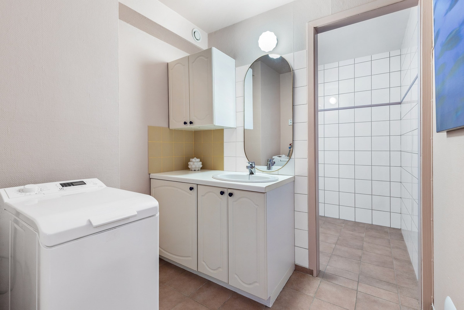 Bad fra 1997 med flislagt gulv, flislagte og tapetserte vegger samt malt himling. Badet er tredelt, og har eget toalettrom og rom til dusj. Galleribilde