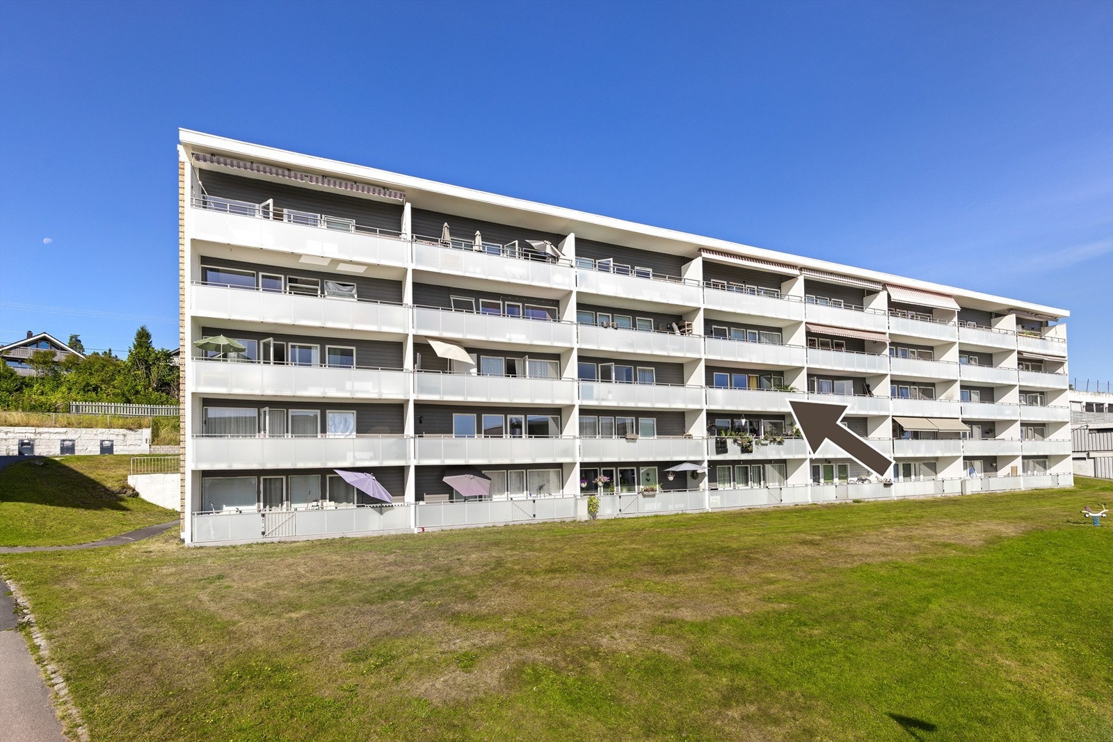 Leiligheten ligger fint til i Huldreveien, hvor det er kort vei til offentlig transport, matbutikker, post-i-butikk, skoler, barnehager og Asker sentrum.
Foto:Trond Reder Galleribilde