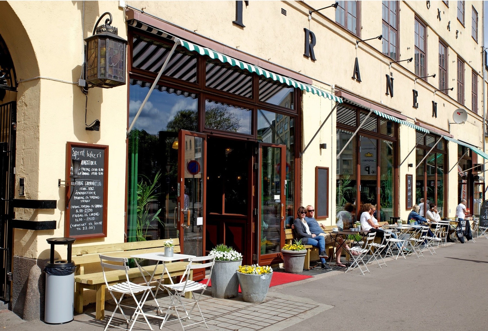 Ærverdige Tranen er i dag Åpent Bakeri på dagen og Lofthus Samvirkelag med helt sykt god pizza på kvelden. Galleribilde