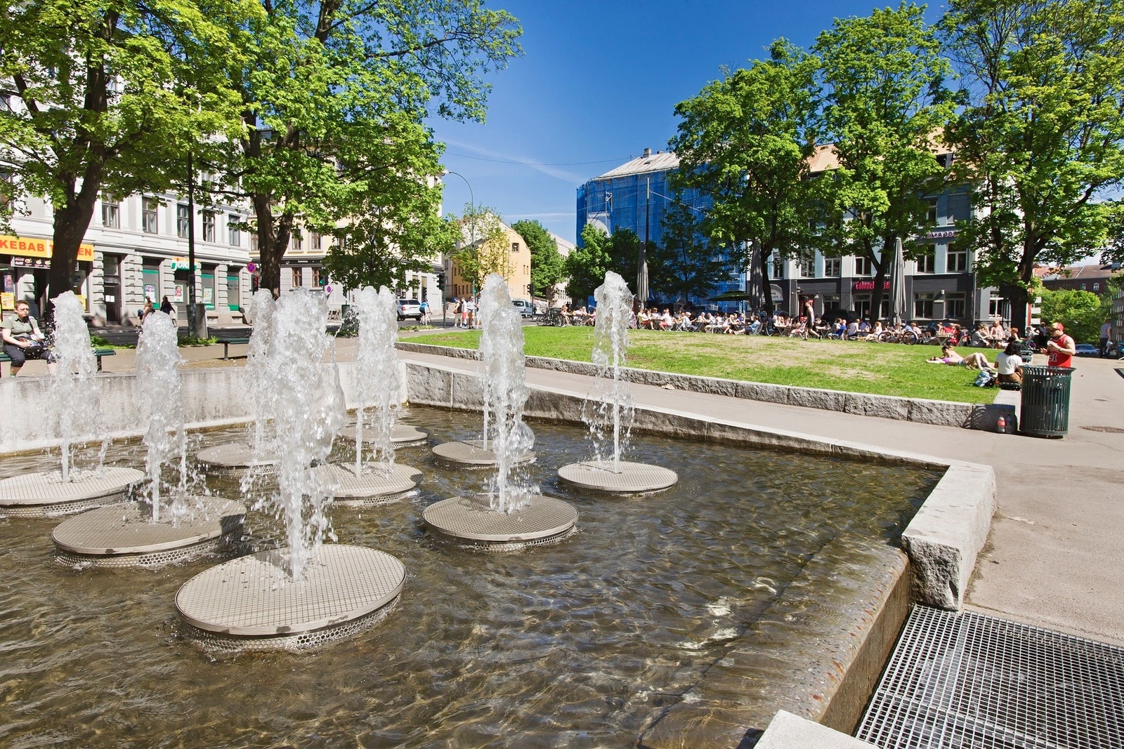 Selve Kiellands plass er en flott oase, med store grøntområder, uteserveringer og masse kos. Galleribilde