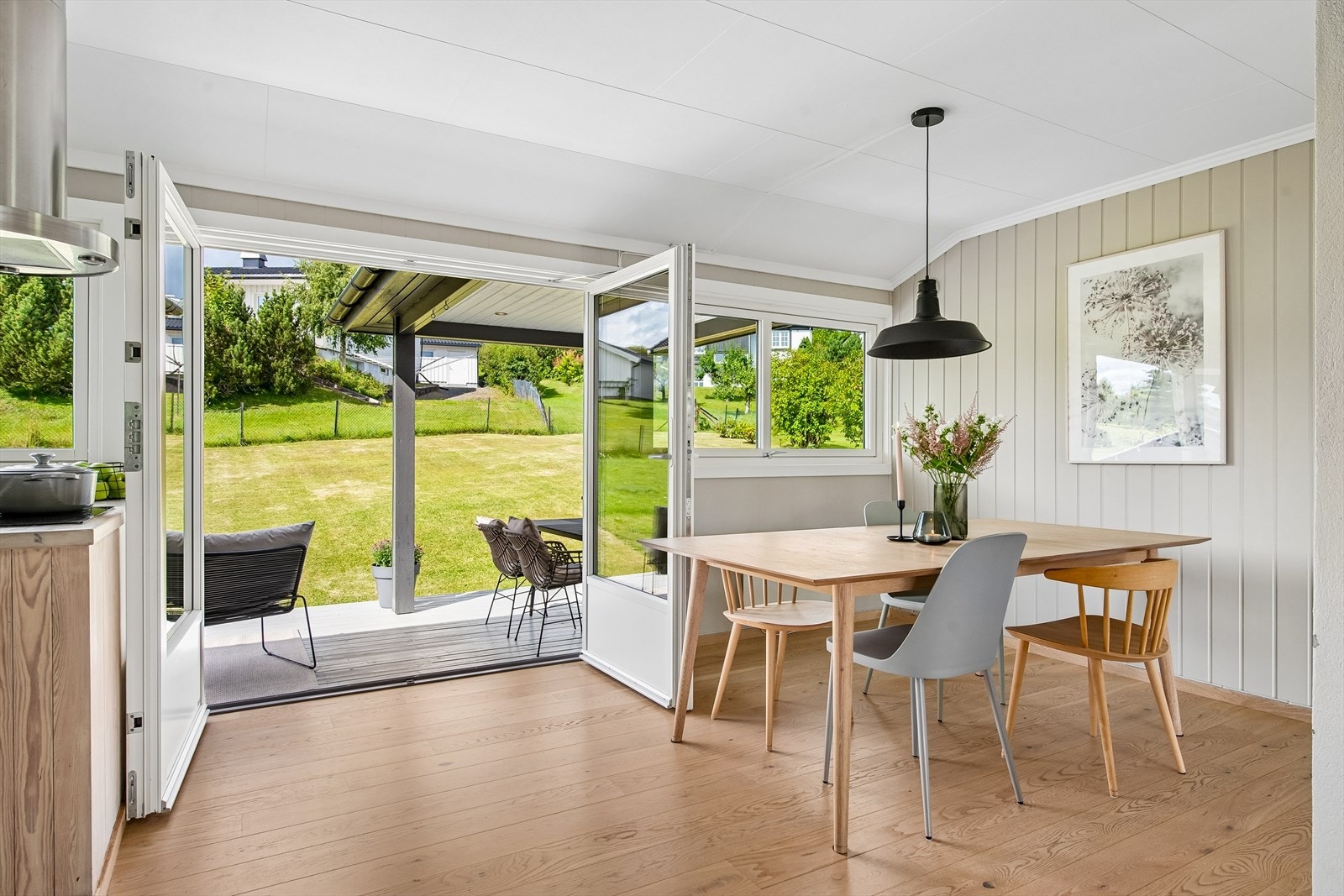 Fra spisestuen er det direkte utgang til den vestvendte terrassen. Galleribilde