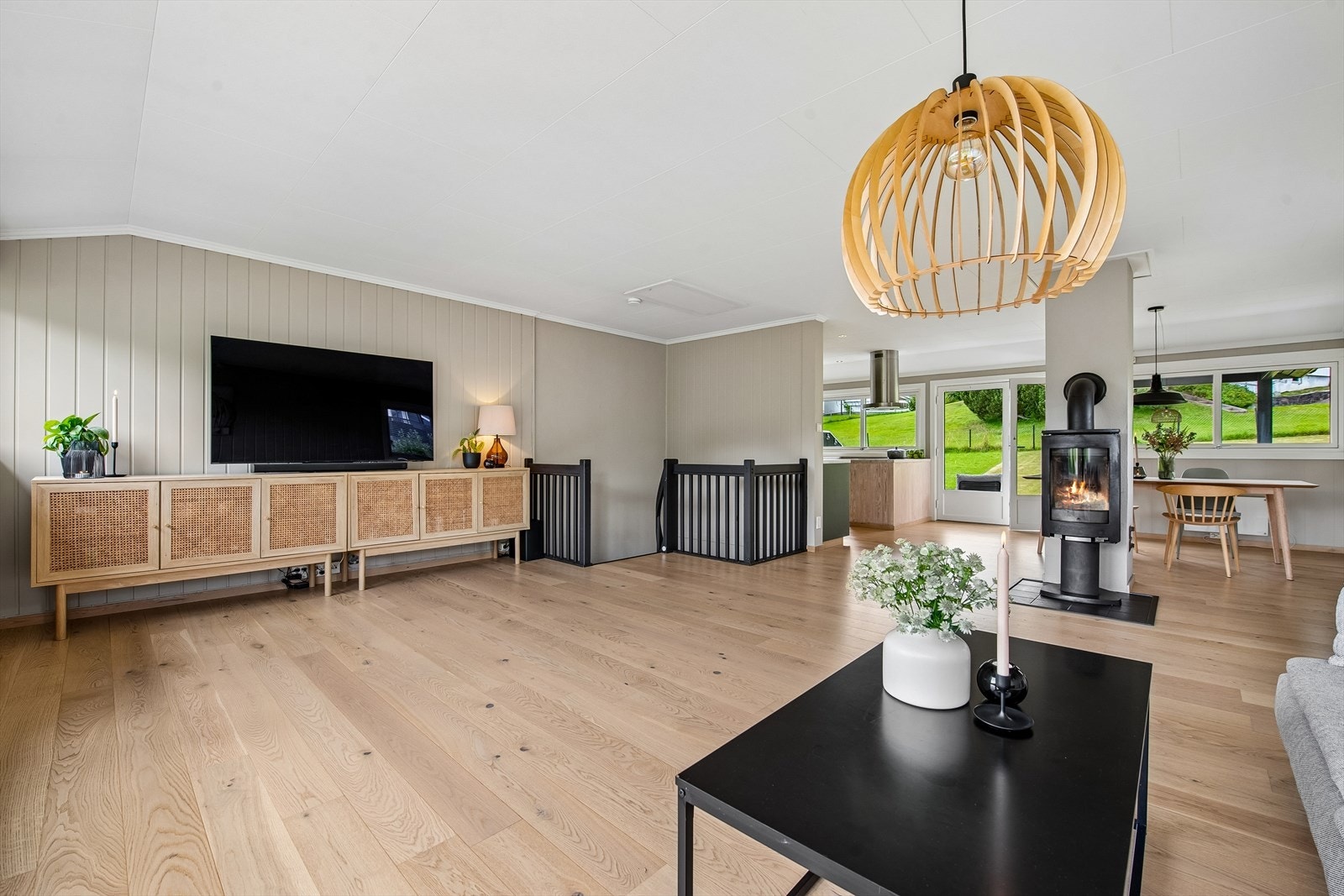 Den åpne løsningen gir god plass til både sofagruppe og TV-møblement. Galleribilde