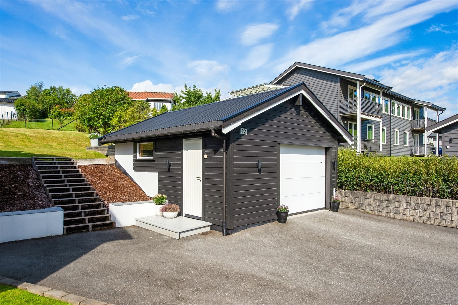 Garasje på 24 m² med innlagt strøm og leddport med portåpner. Galleribilde