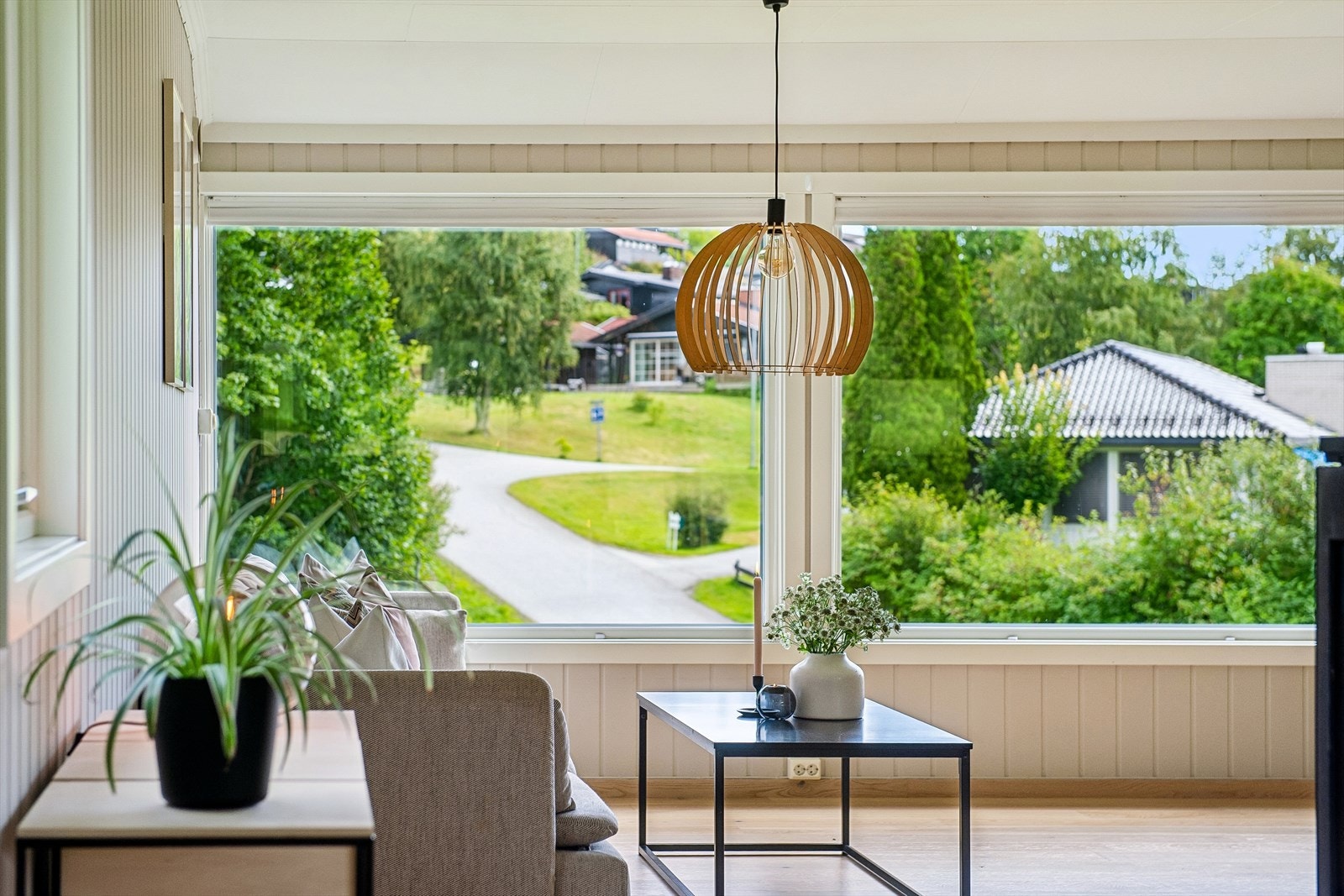 Gjennomgående parkett og malte panelplater skaper et helhetlig inntrykk. Galleribilde