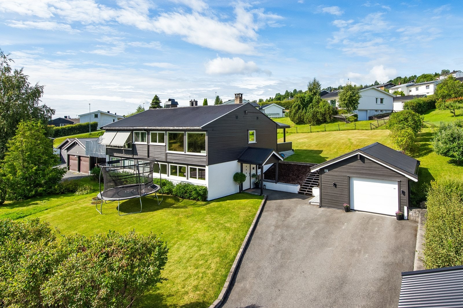 Yttervegger i trekonstruksjon med liggende trekledning, malt av firma i 2016. Galleribilde