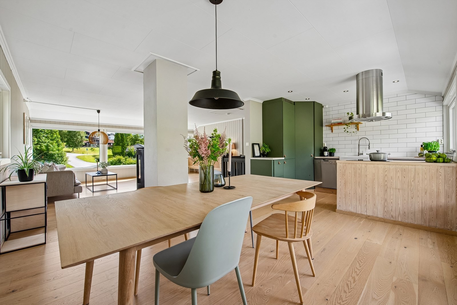Spisestuen er en naturlig del av den åpne løsningen, med plass til langbord. Galleribilde