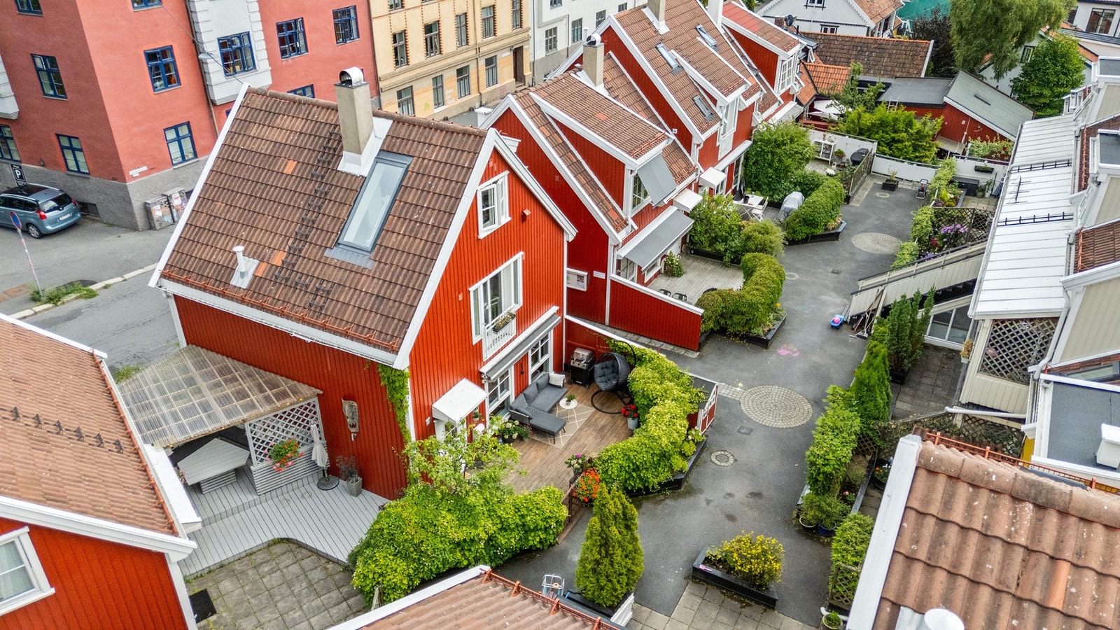 Sameiet har 16 garasjeplasser i byggets underetasje. Disse selges og leies ut på det åpne markedet Galleribilde