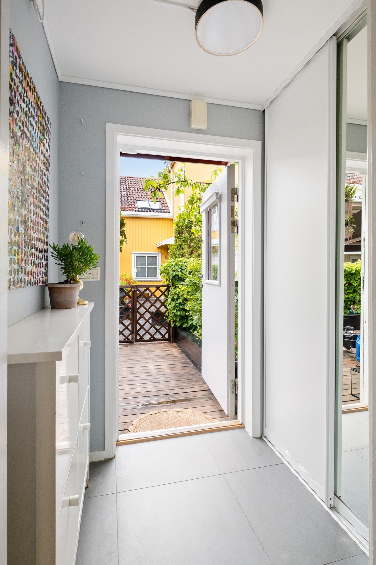 Entré med skyvedørsgarderobe, skoskap og plass til klær og sko Galleribilde