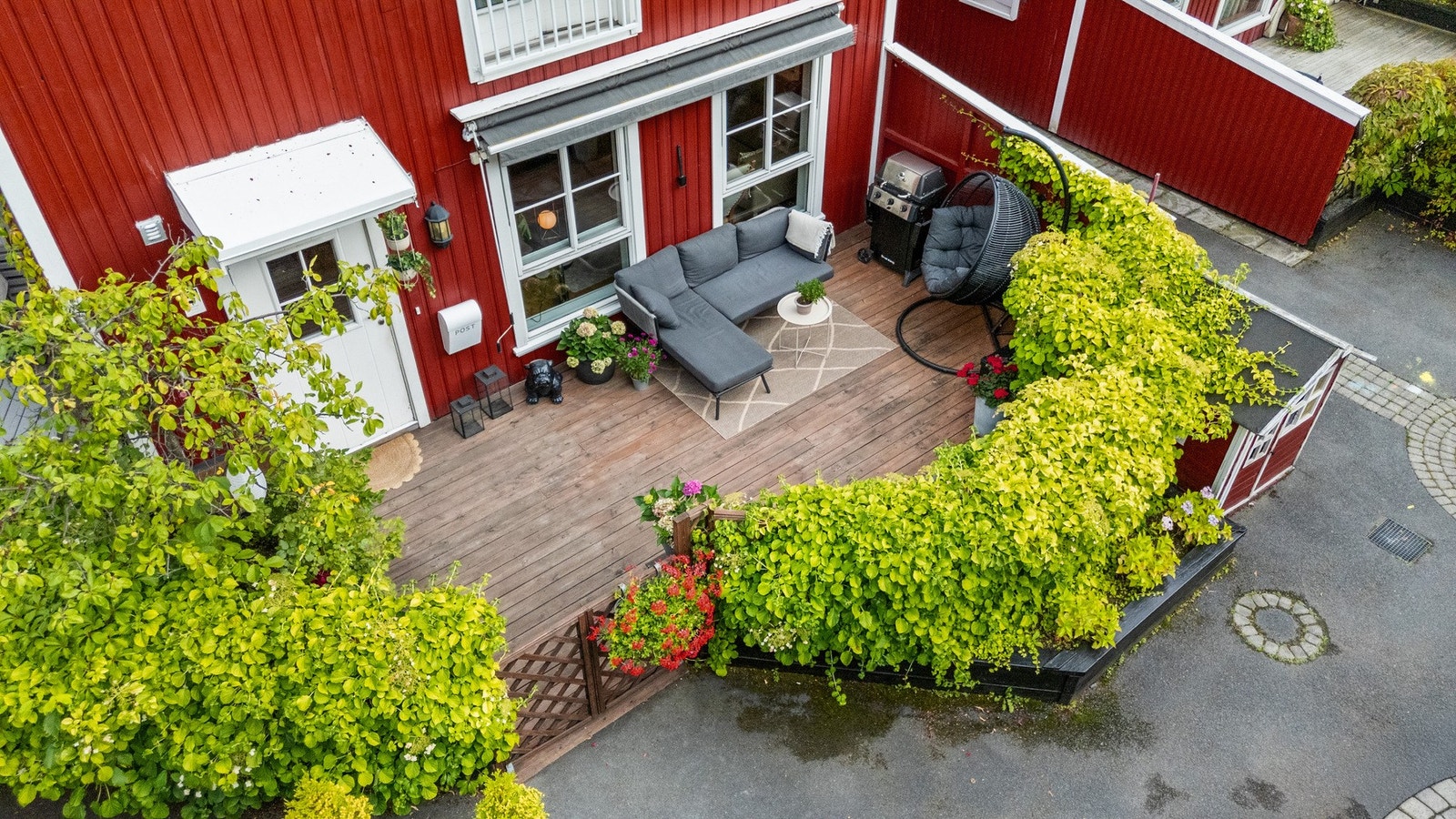 Boligen har privat og skjermet uteplass Galleribilde