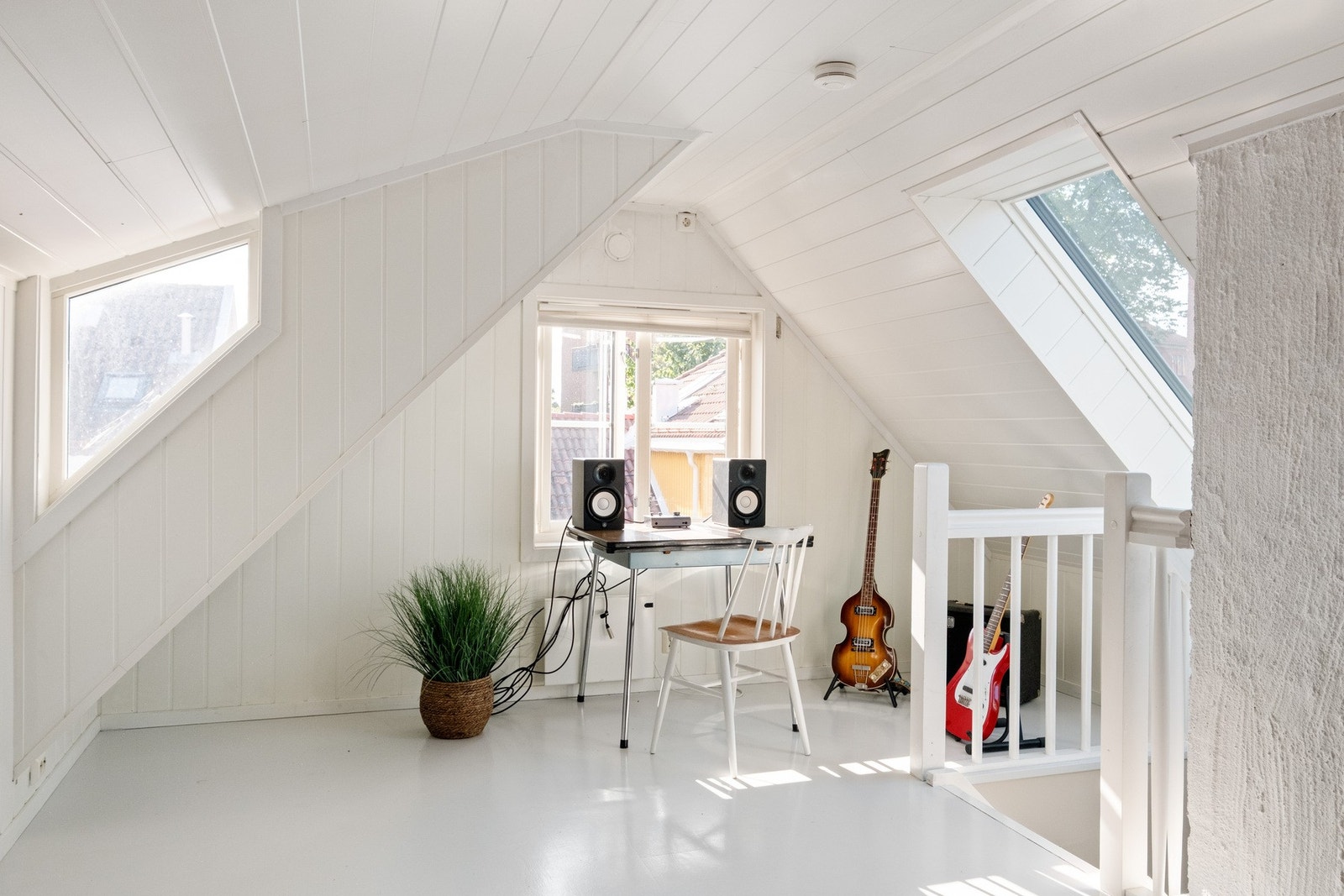 Loftstuen passer perfekt som tv-stue eller hobbyrom Galleribilde