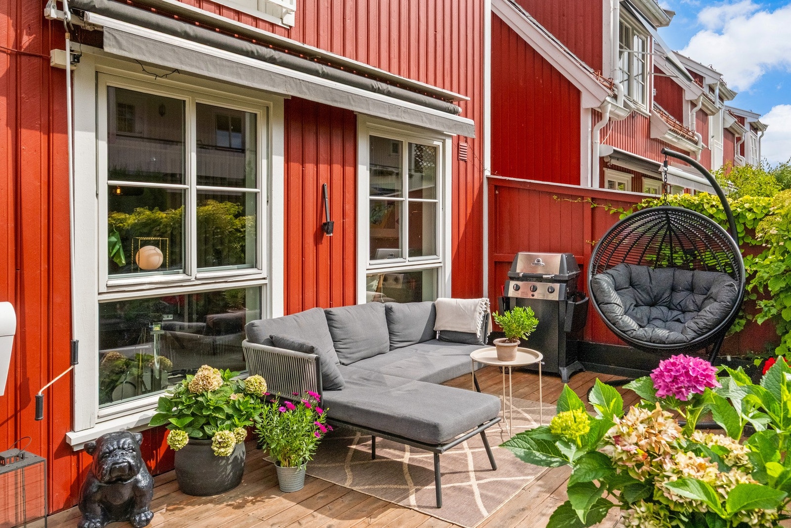 Vestvendt markterrasse med sol fra ca 11:00/12:00 til ca kl 18:00/19:00 sommerstid Galleribilde