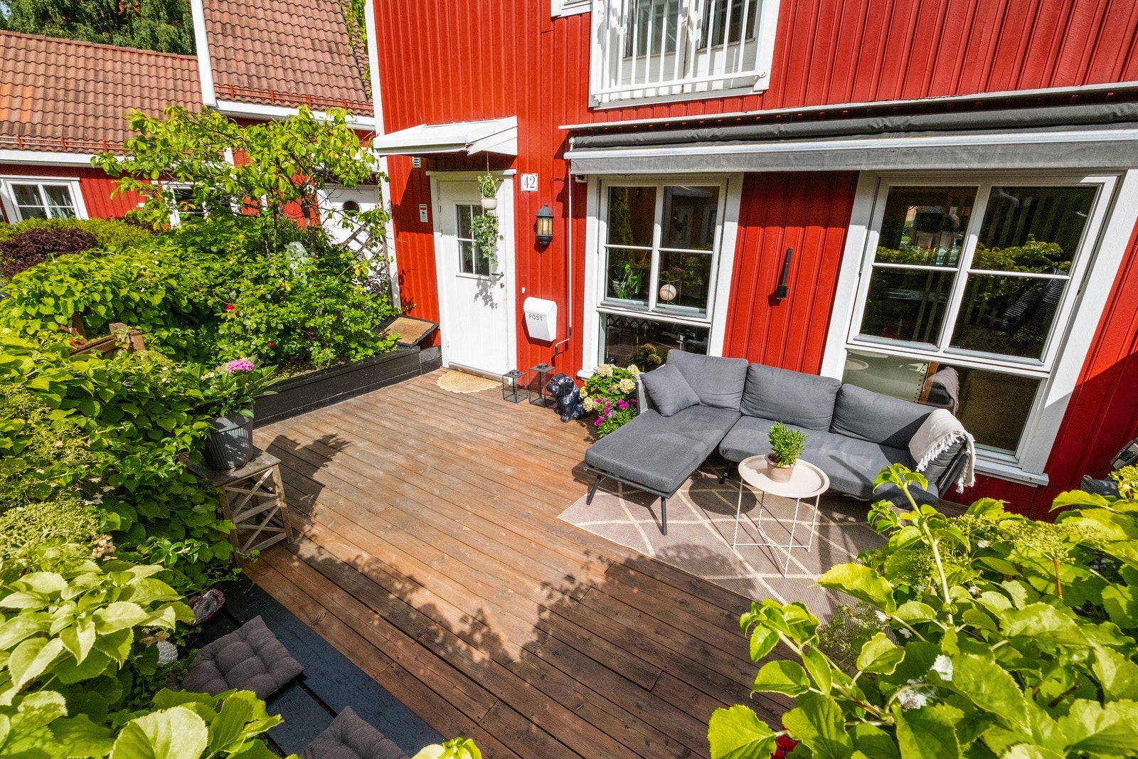 19 m² solrik og skjermet markterrasse med terrassebord og skillevegger med flott beplantning Galleribilde