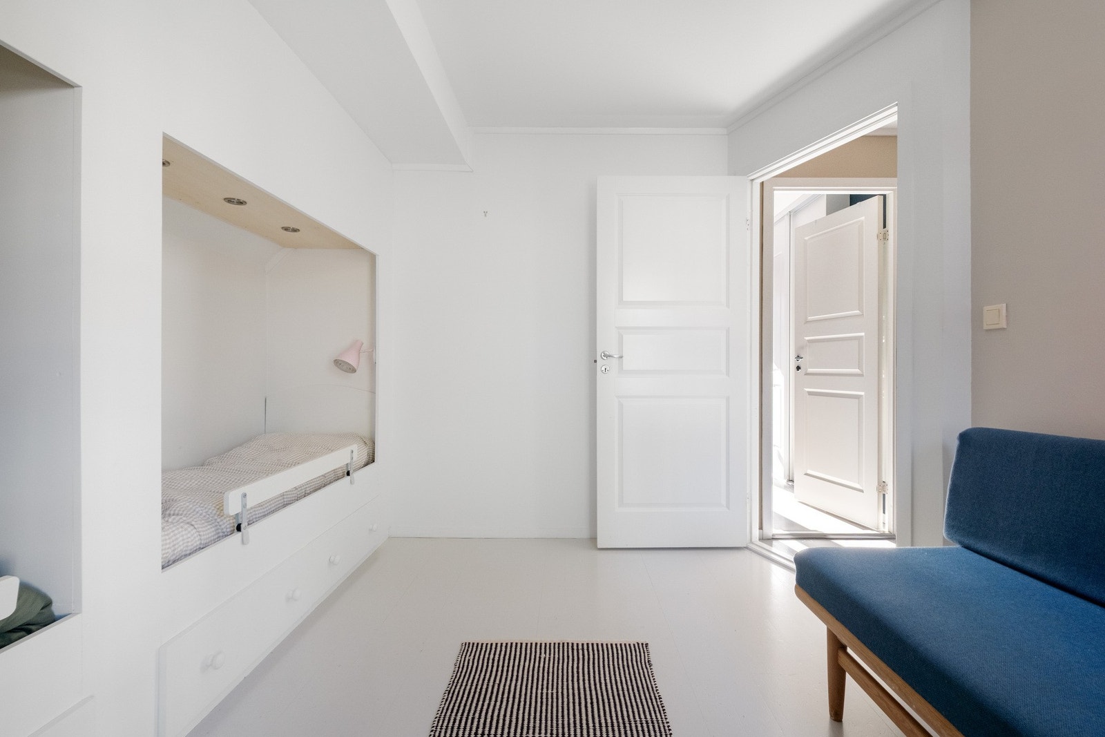 Ellers plass til skrivepult, garderobe og lekeplass for barna Galleribilde