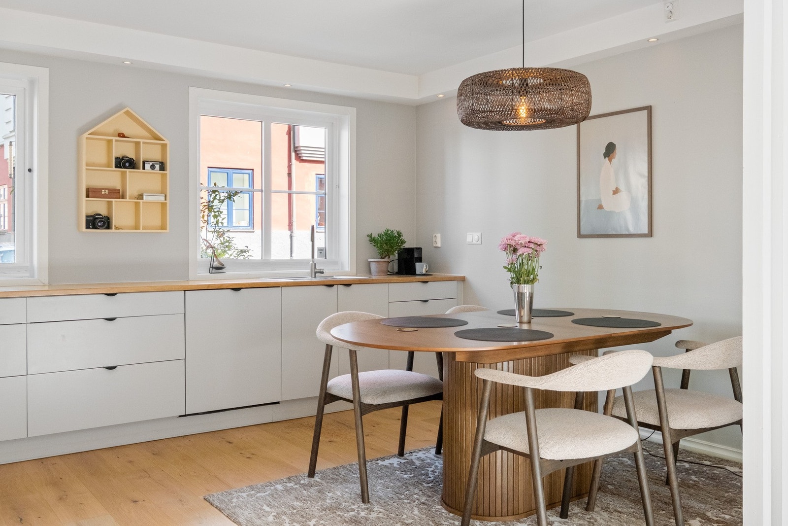 Plass til spisebord med plass til mange gjester Galleribilde