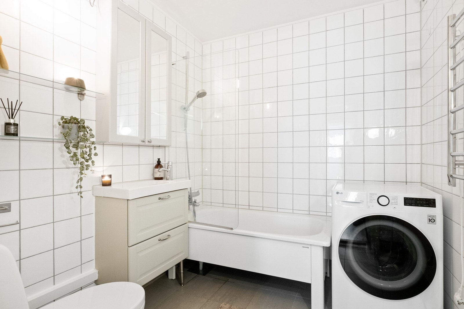 Romslig bad fra byggeår med badekar og opplegg for vaskemaskin og tørketrommel Galleribilde